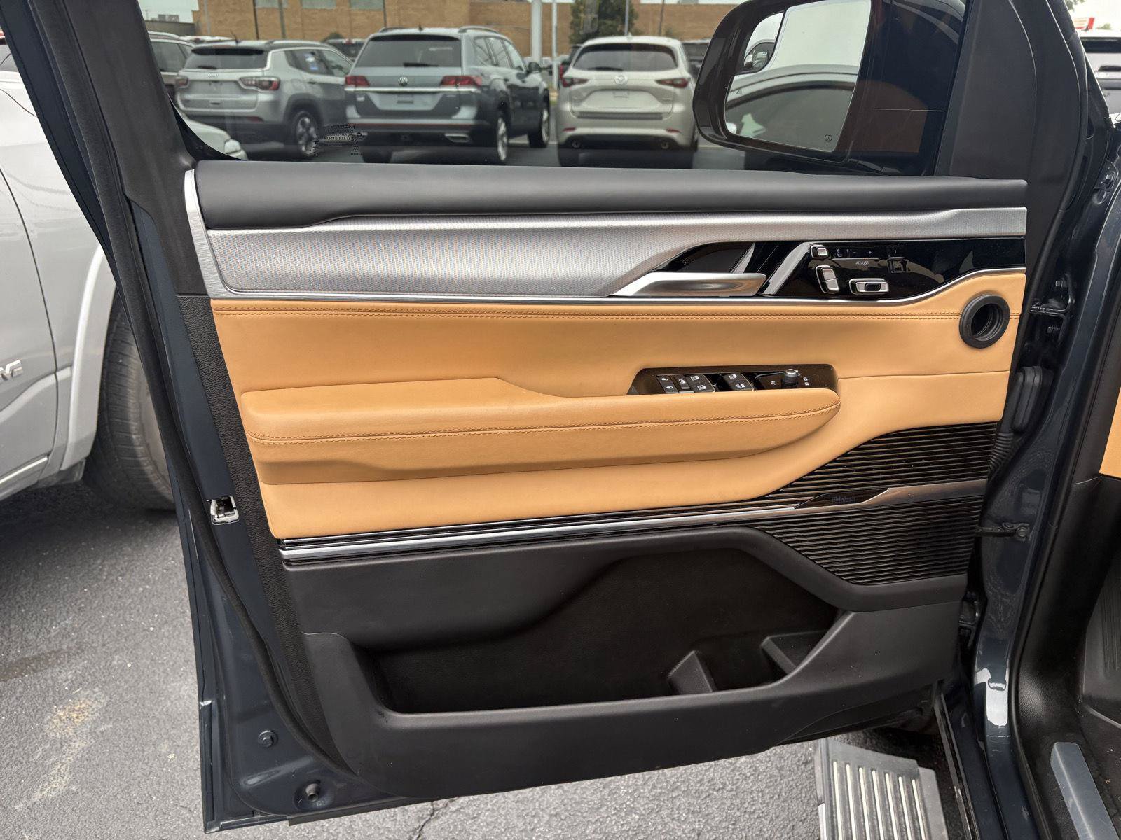 Used 2023 Jeep Grand Wagoneer Series III AWD/4WD image 3