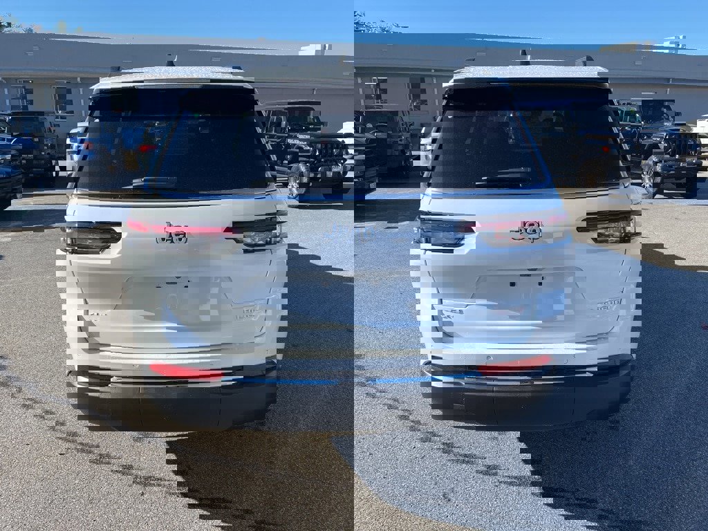 New 2025 Jeep Grand Cherokee L Laredo image 6