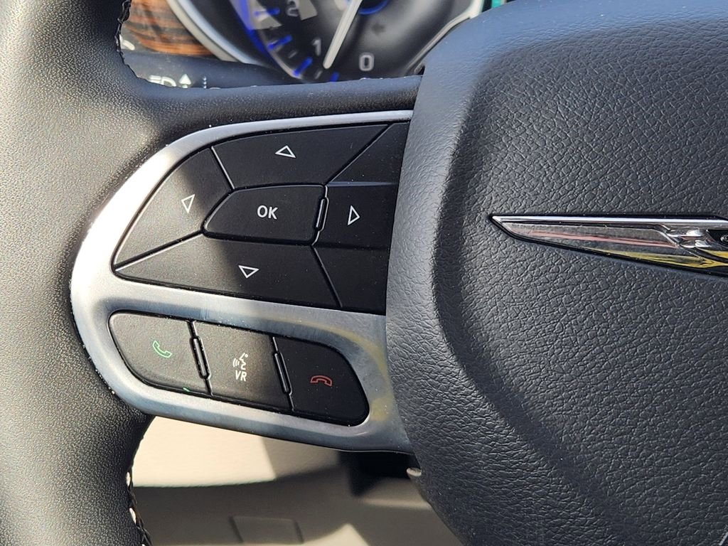 Used 2023 Chrysler Pacifica Limited FWD image 28