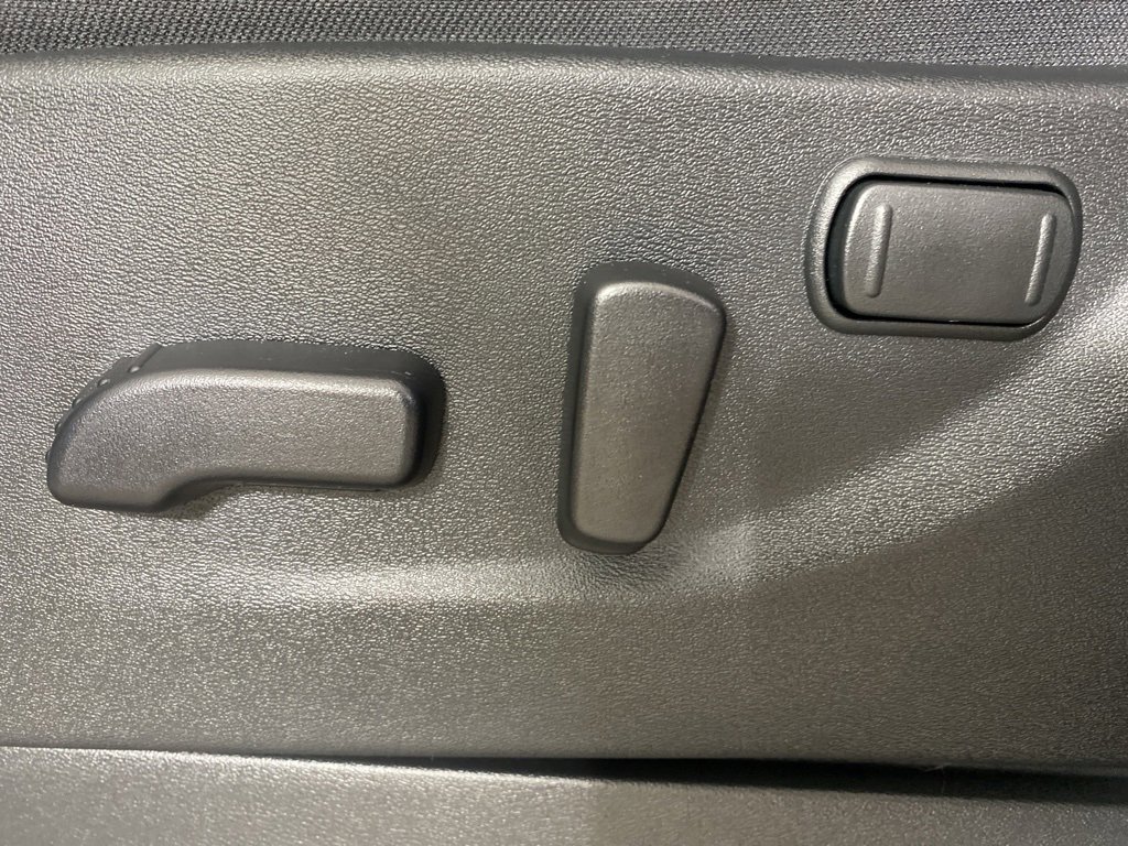 Used 2025 Nissan Frontier SV image 12