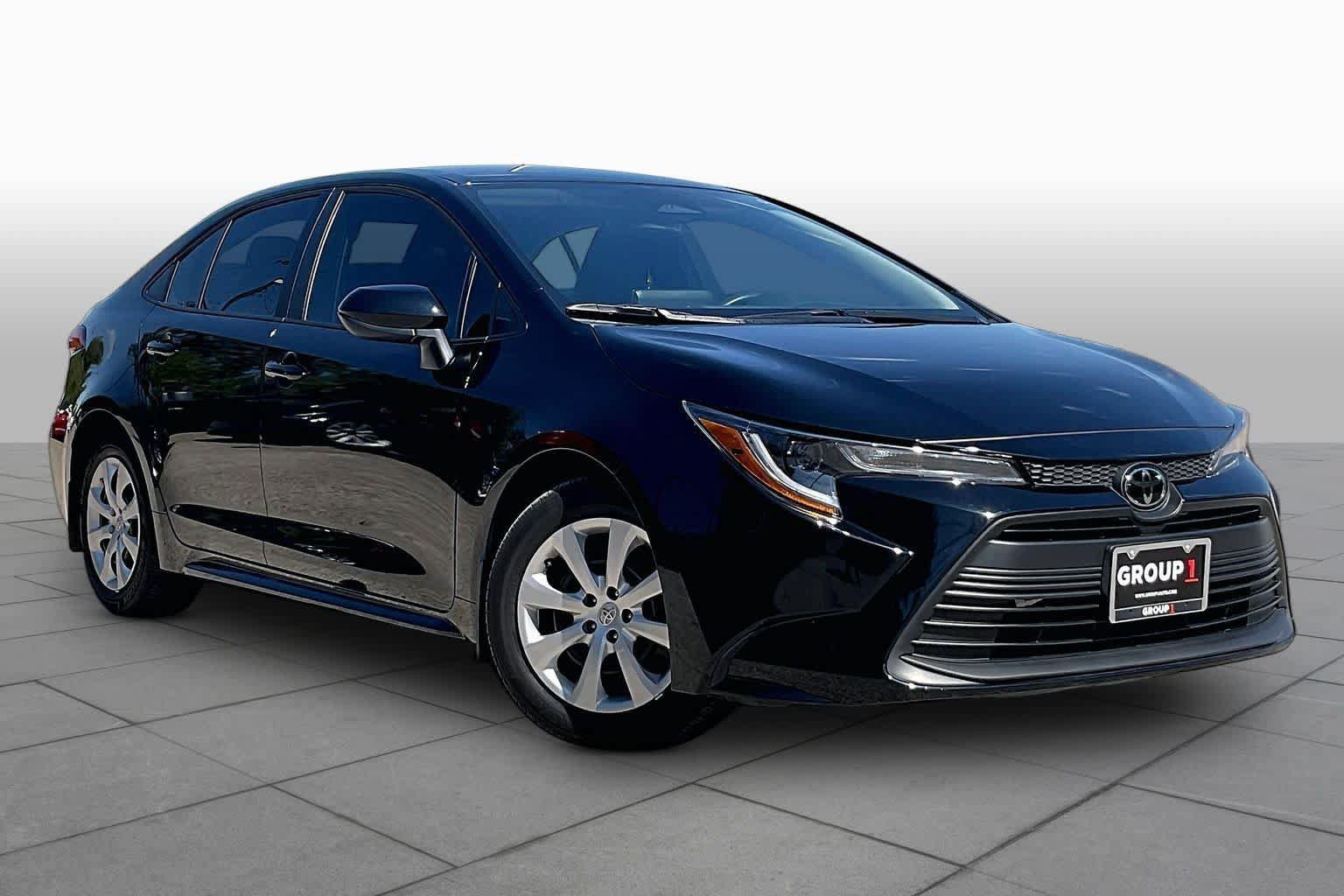 Used 2025 Toyota Corolla LE FWD image 3