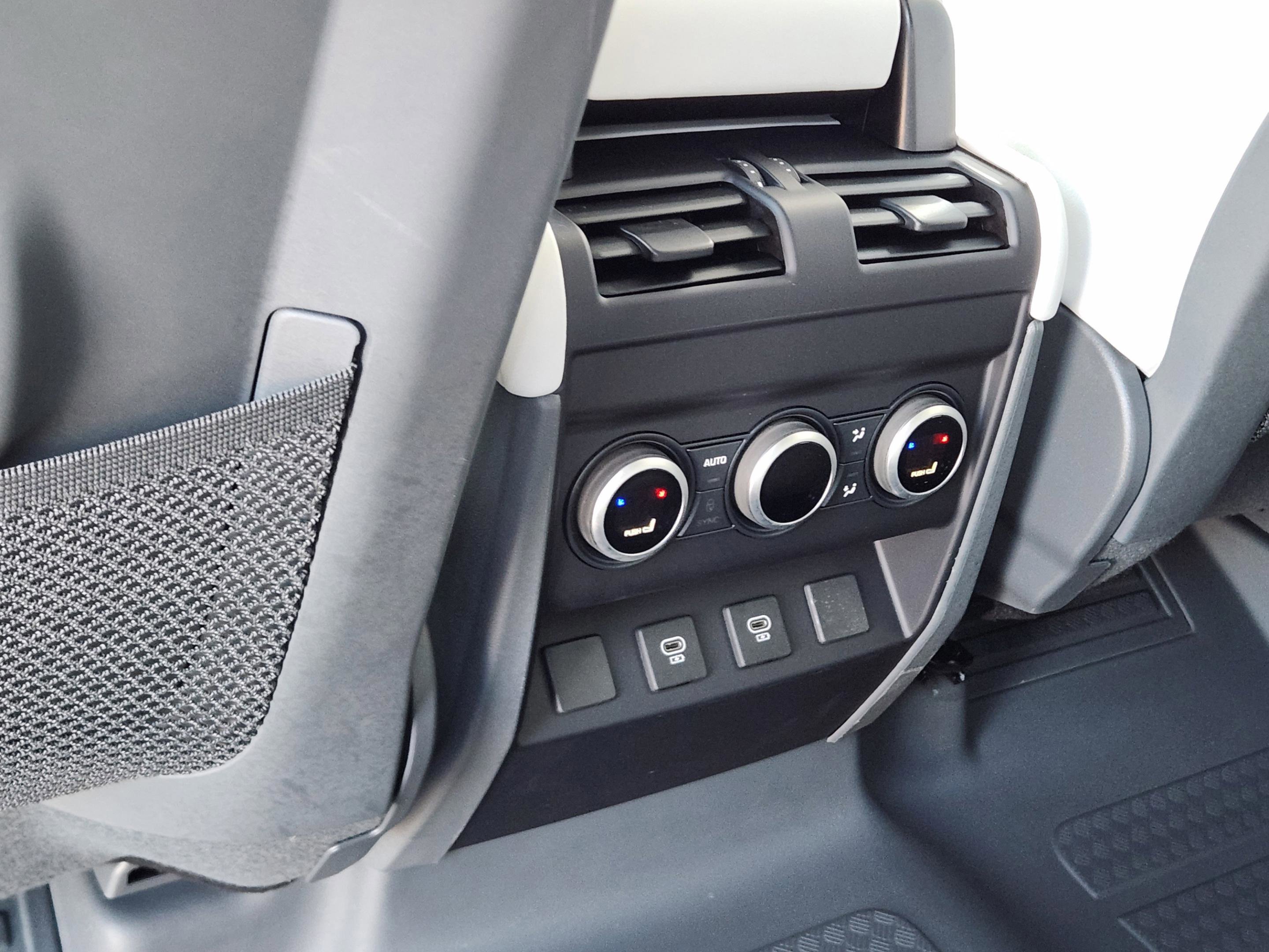 Used 2025 Land Rover Defender 110 X-Dynamic SE image 31