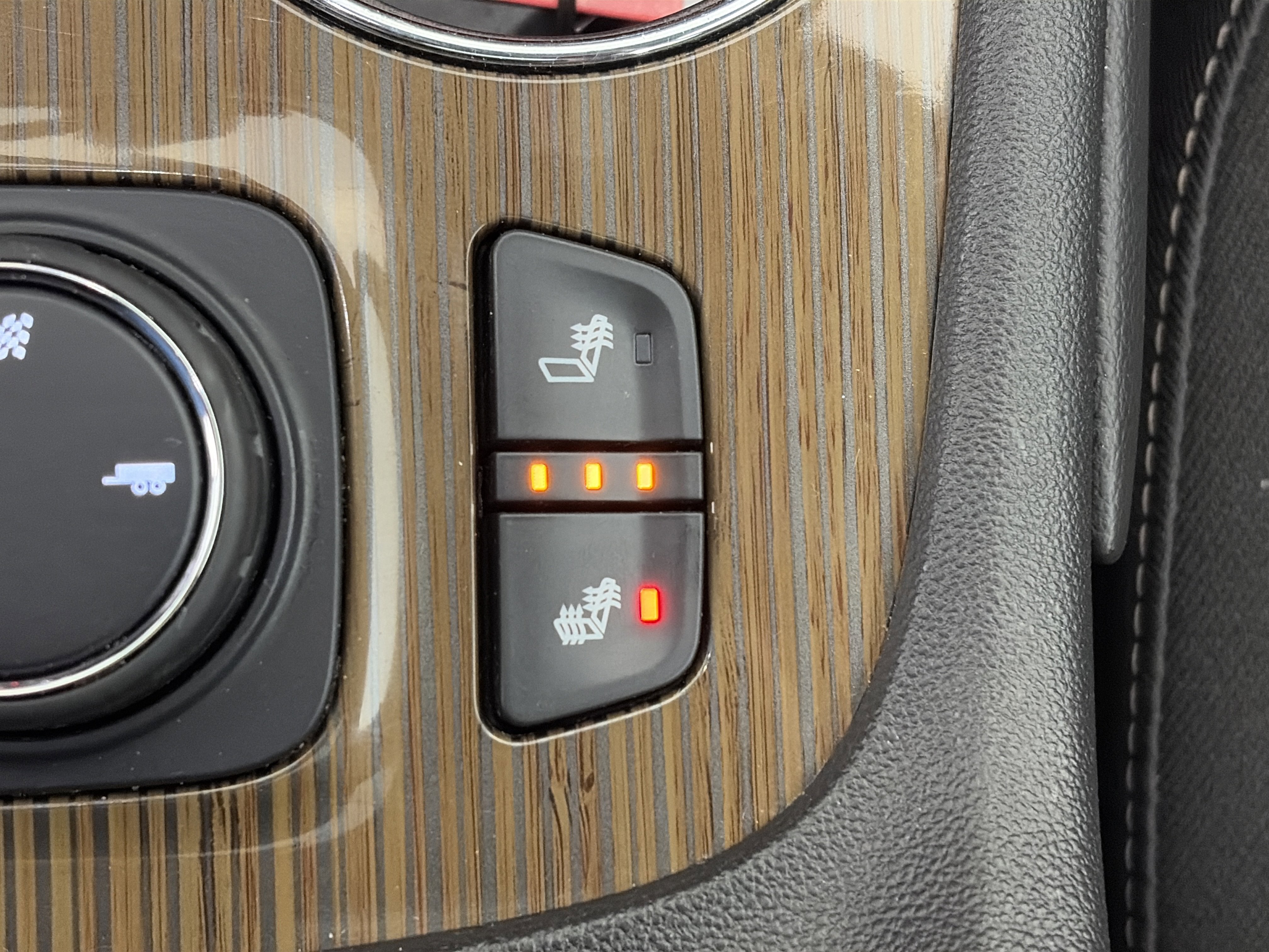 Used 2021 GMC Acadia SLE w/ Driver Convenience Package FWD image 30