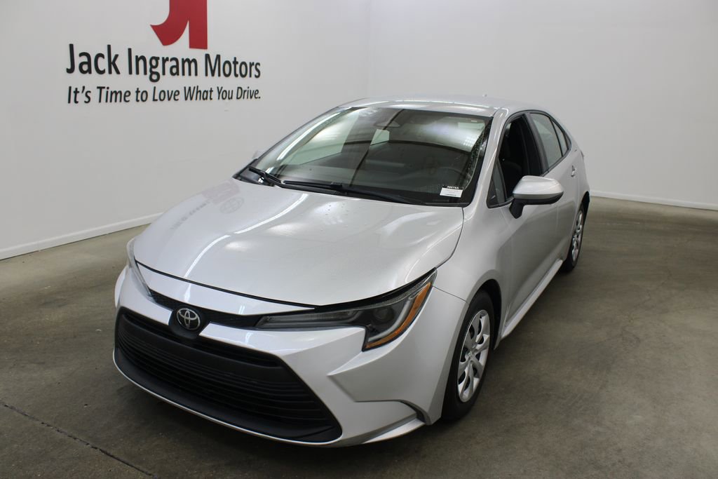 Used 2023 Toyota Corolla LE FWD image 2