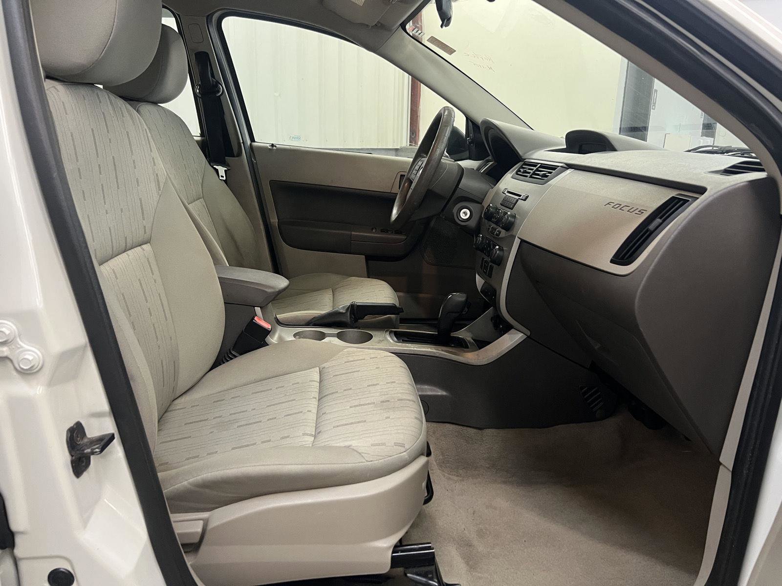 Used 2010 Ford Focus SE image 27