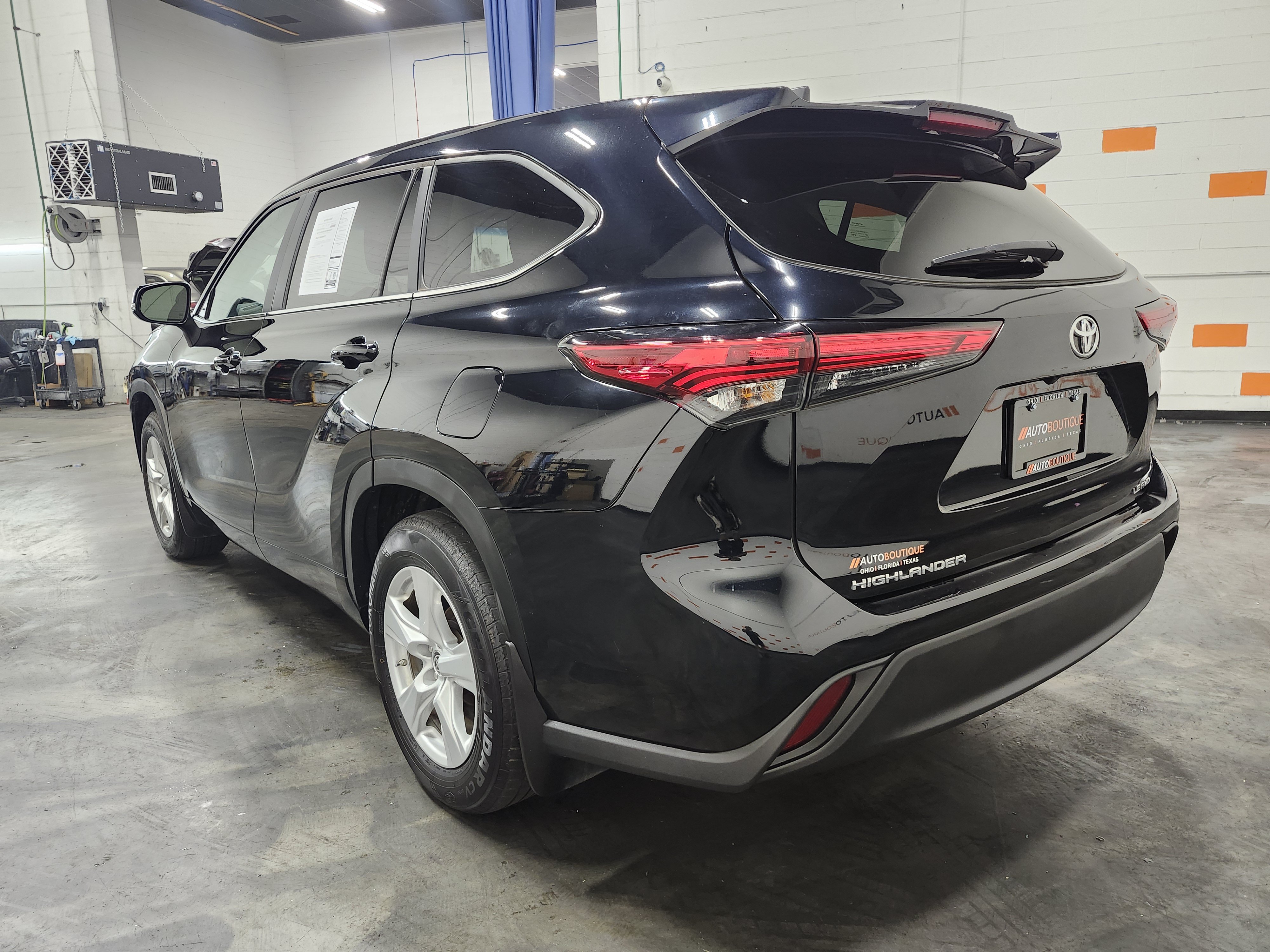 Used 2023 Toyota Highlander LE AWD/4WD image 14