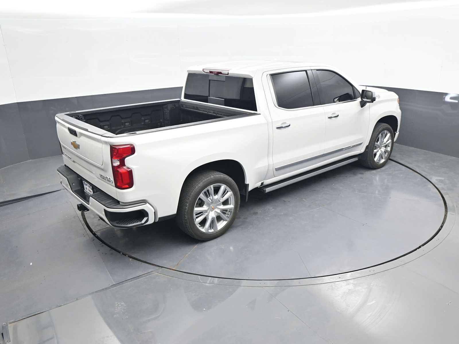 Used 2024 Chevrolet Silverado 1500 High Country w/ High Country Premium Package AWD/4WD image 37