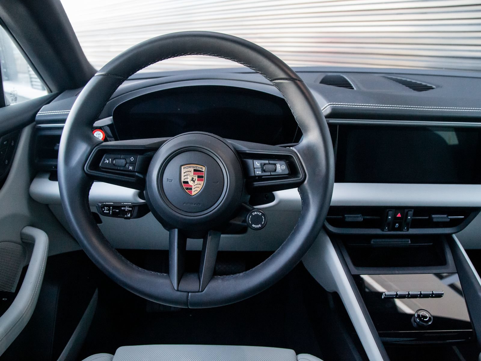 Certified 2025 Porsche Macan Electric RWD image 9