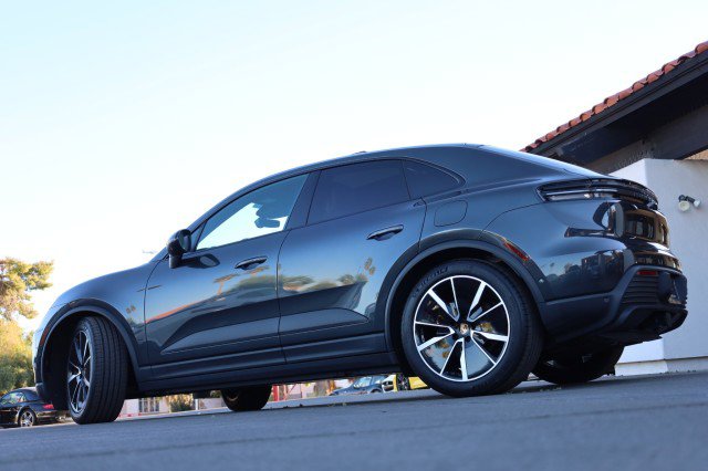 Used 2025 Porsche Macan 4 Electric AWD/4WD image 17