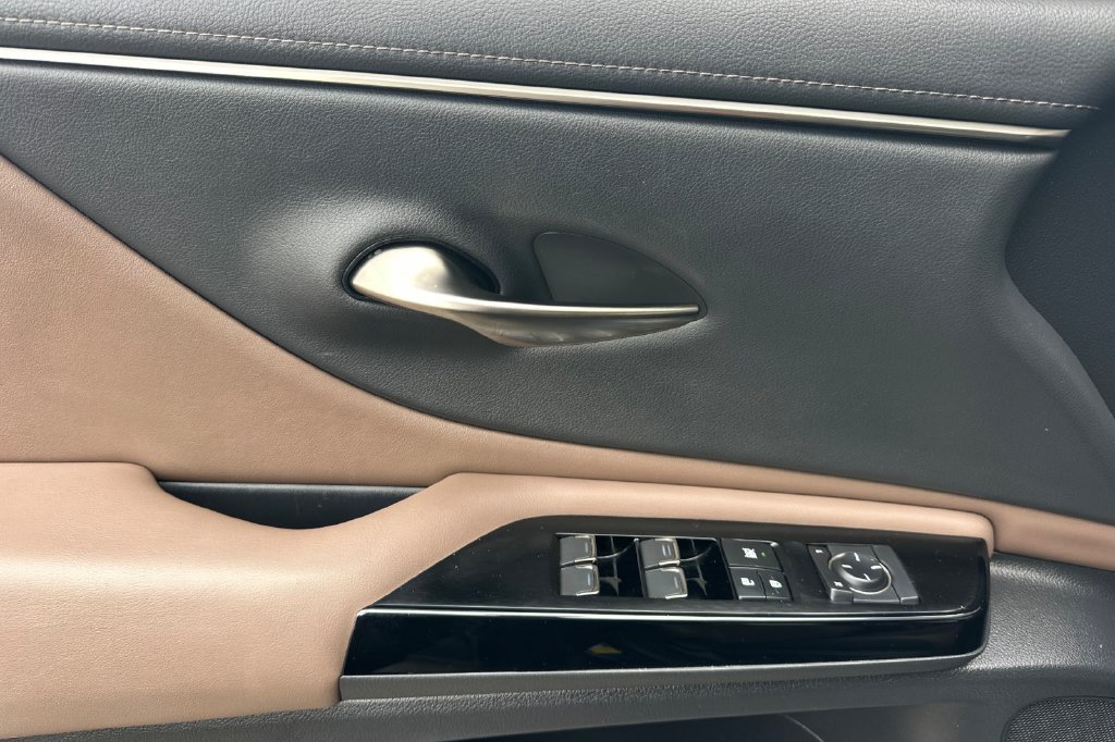 Used 2022 Lexus ES 300h w/ Accessory Package 2 FWD image 11