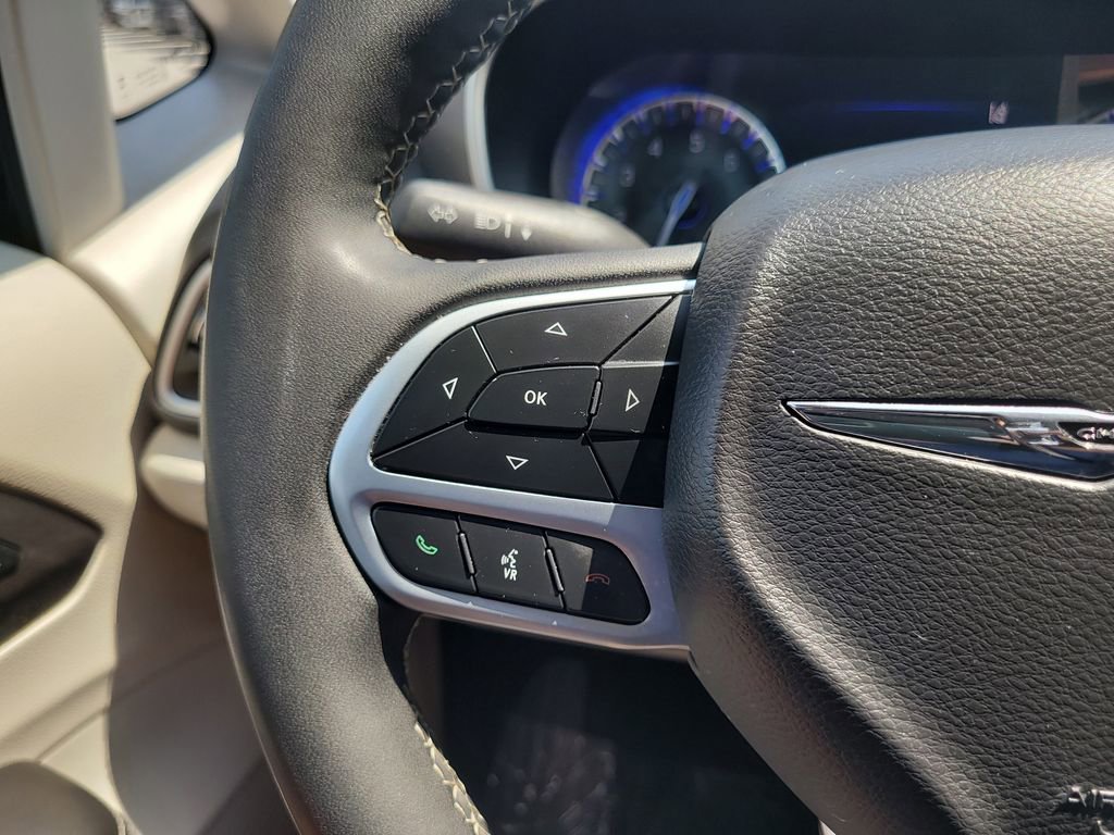 Used 2024 Chrysler Pacifica Touring-L image 28