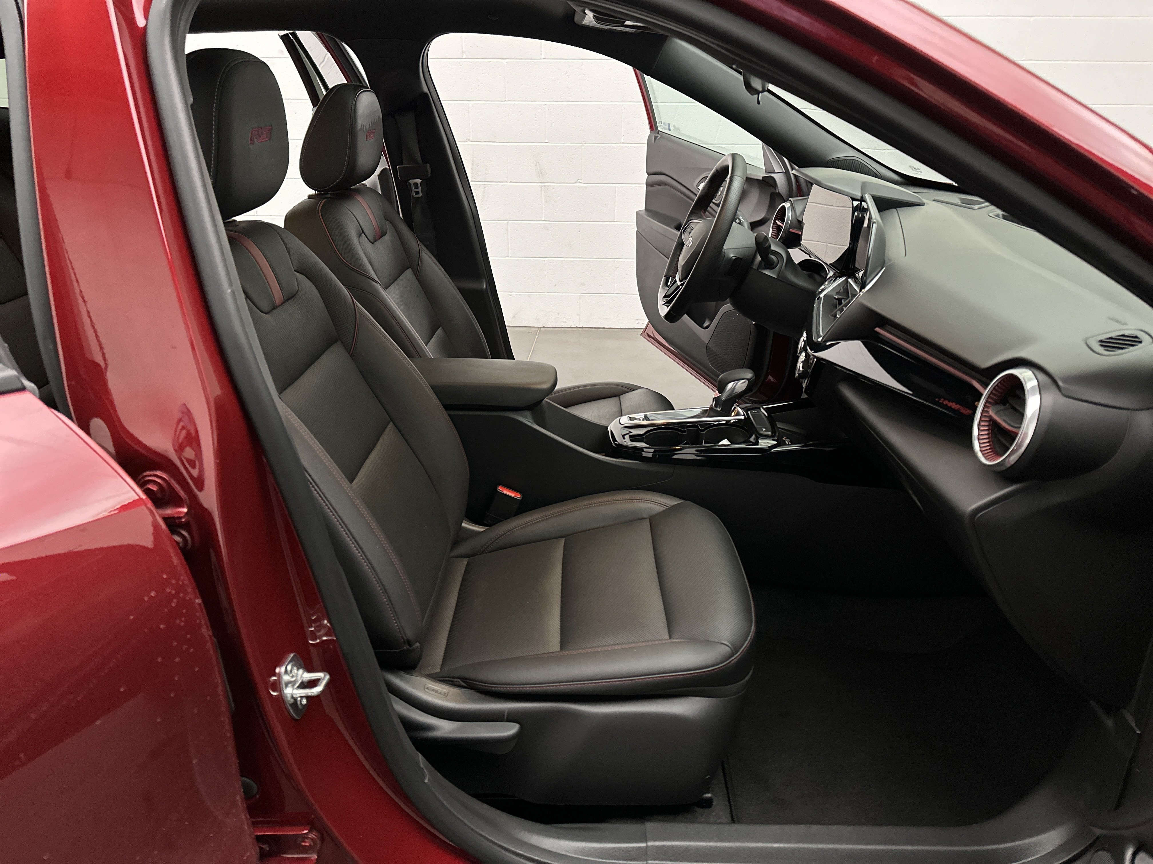 Used 2025 Chevrolet Trax RS w/ Sunroof Package FWD image 23