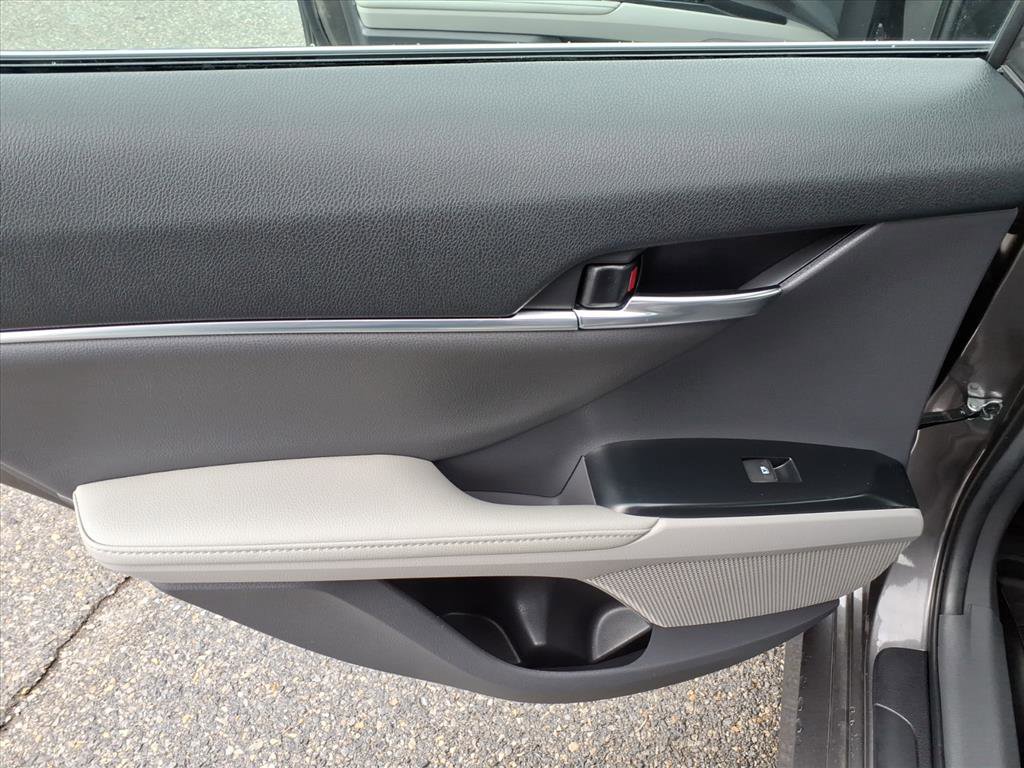 Used 2020 Toyota Camry XLE w/ Navigation Package image 31