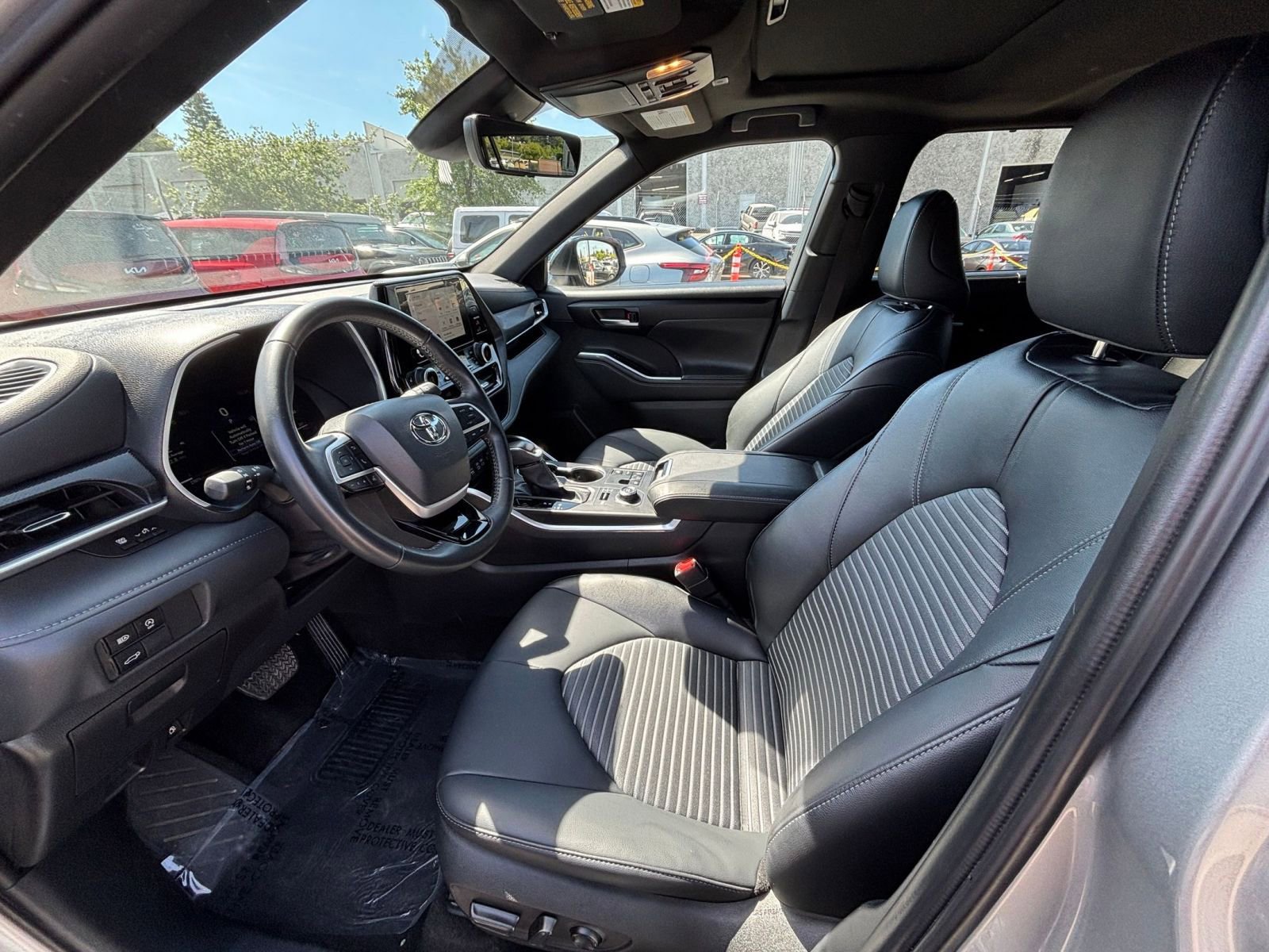 Used 2025 Toyota Highlander XSE AWD/4WD image 29