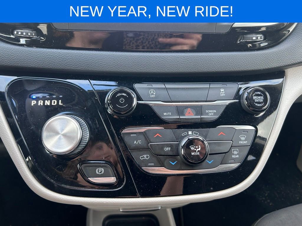 Used 2022 Chrysler Voyager LX image 18