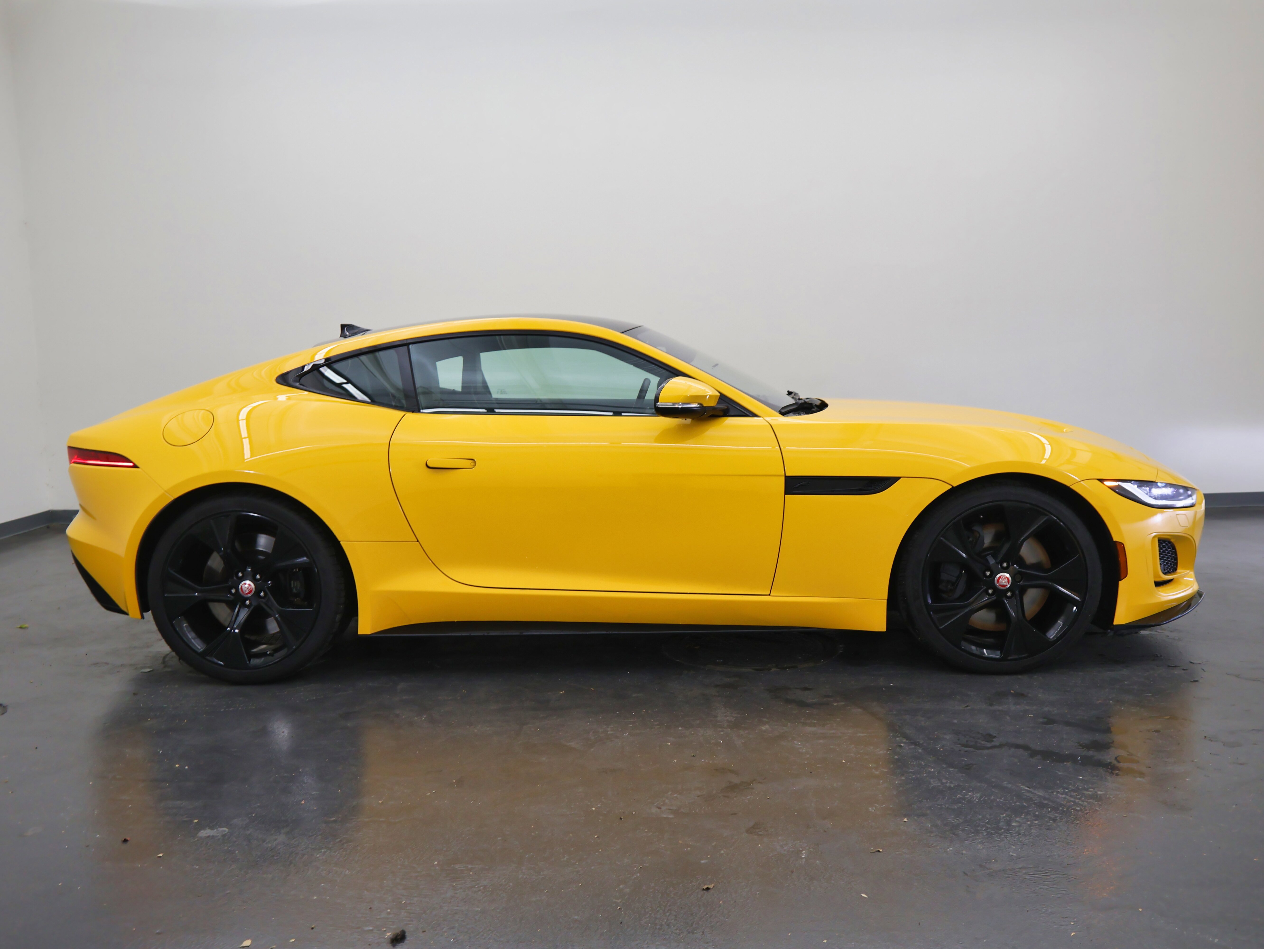 Used 2021 Jaguar F-TYPE R-Dynamic image 2