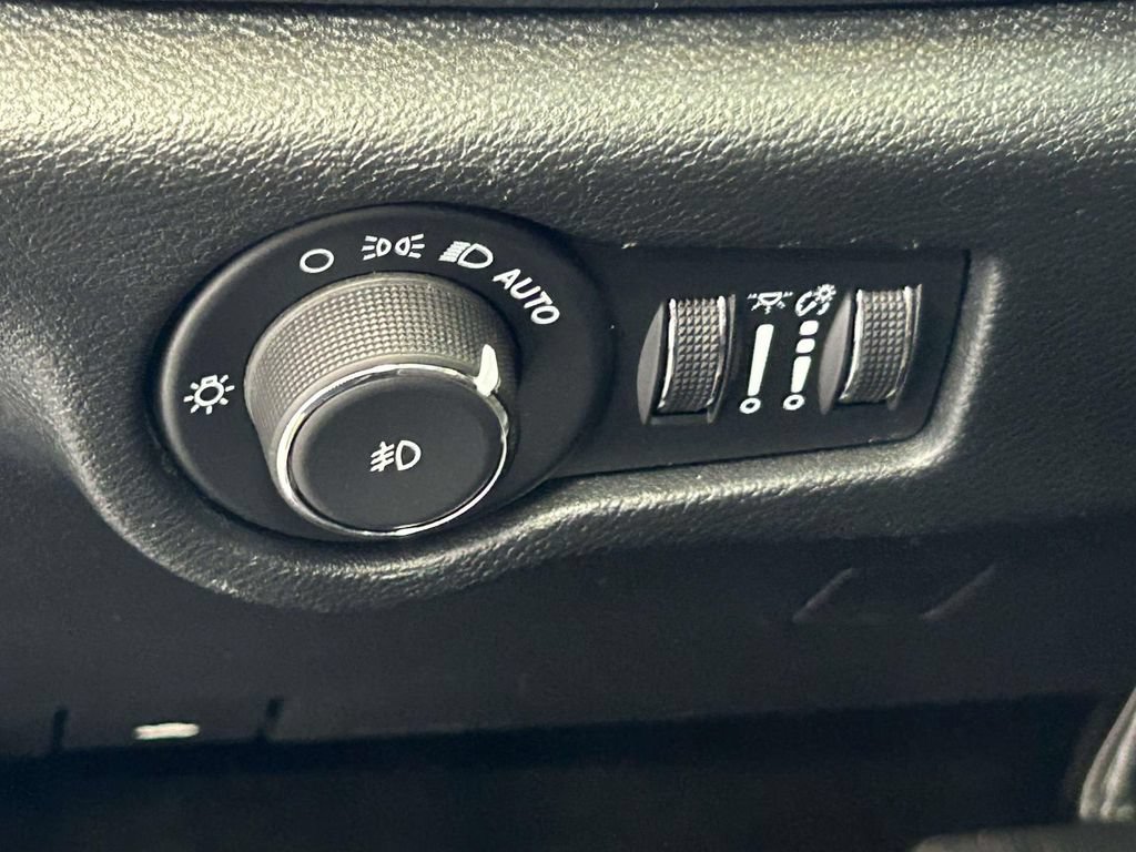 Used 2026 Chrysler Pacifica Limited FWD image 19