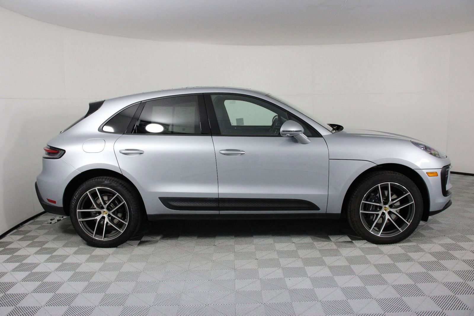 Certified 2025 Porsche Macan image 8