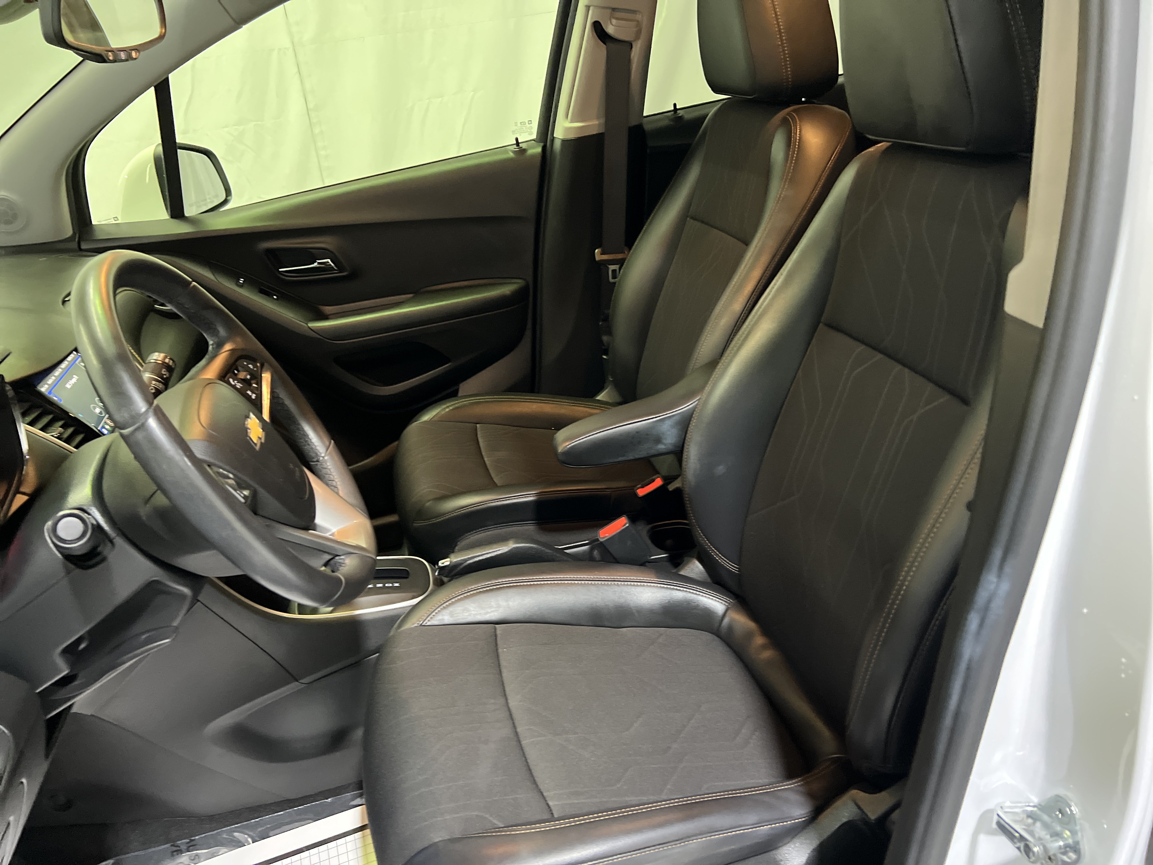 Certified 2021 Chevrolet Trax LT w/ LT Convenience Package AWD/4WD image 17