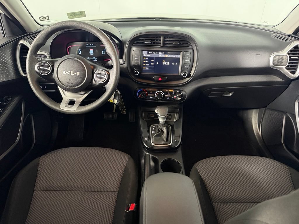 Used 2025 Kia Soul LX w/ LX Technology Package FWD image 12