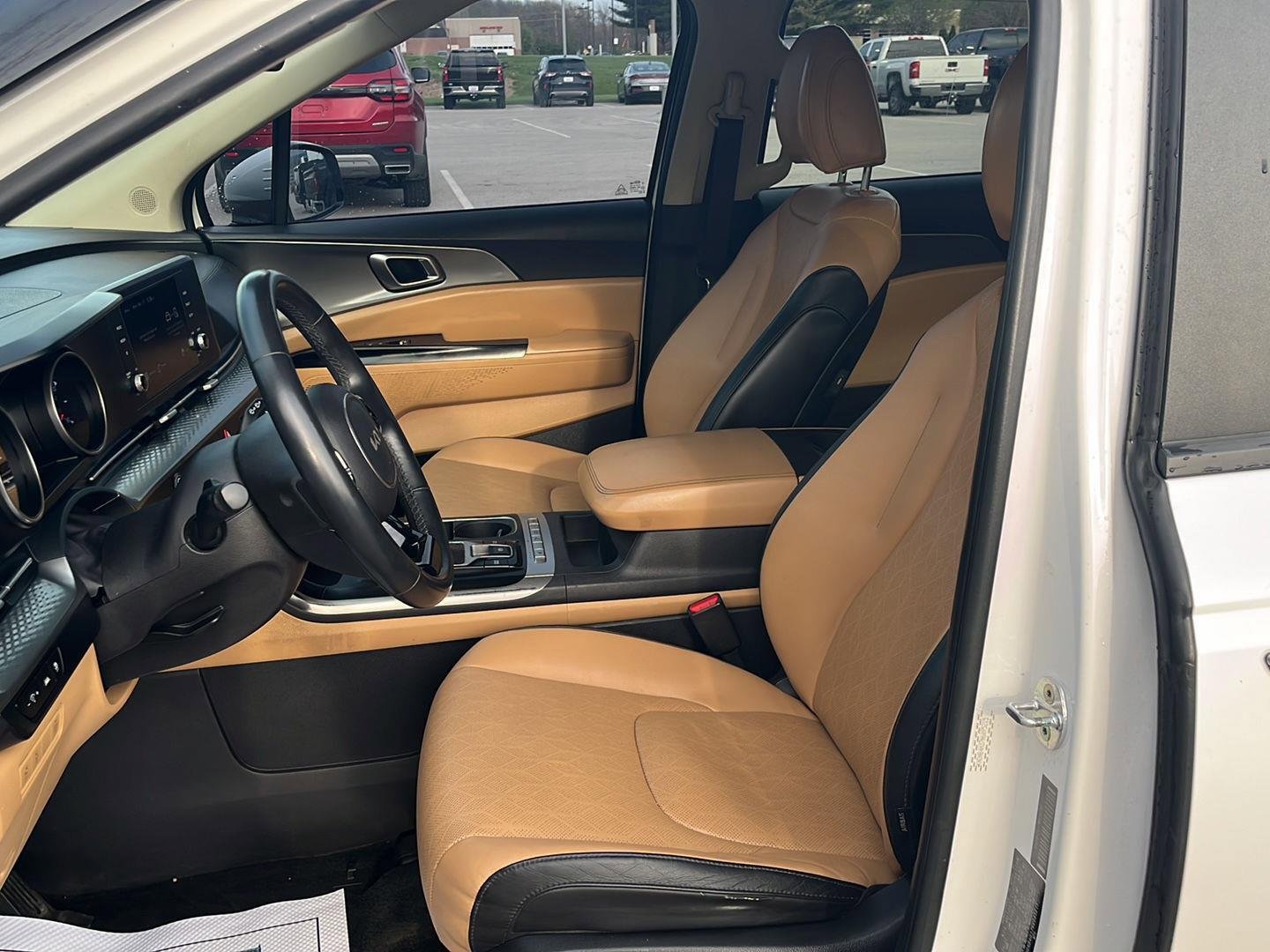 Used 2022 Kia Carnival LX image 23