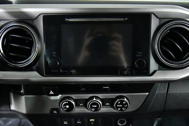Used 2016 Toyota Tacoma SR5 w/ SR5 Appearance Package (DN) image 4