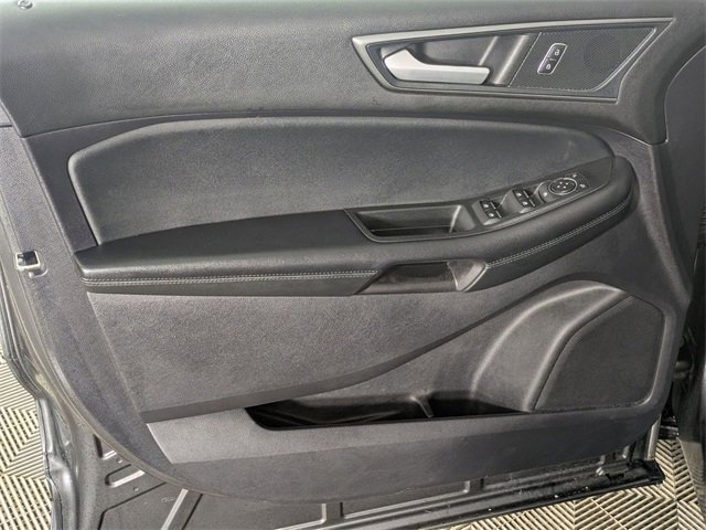 Used 2020 Ford Edge SE image 13