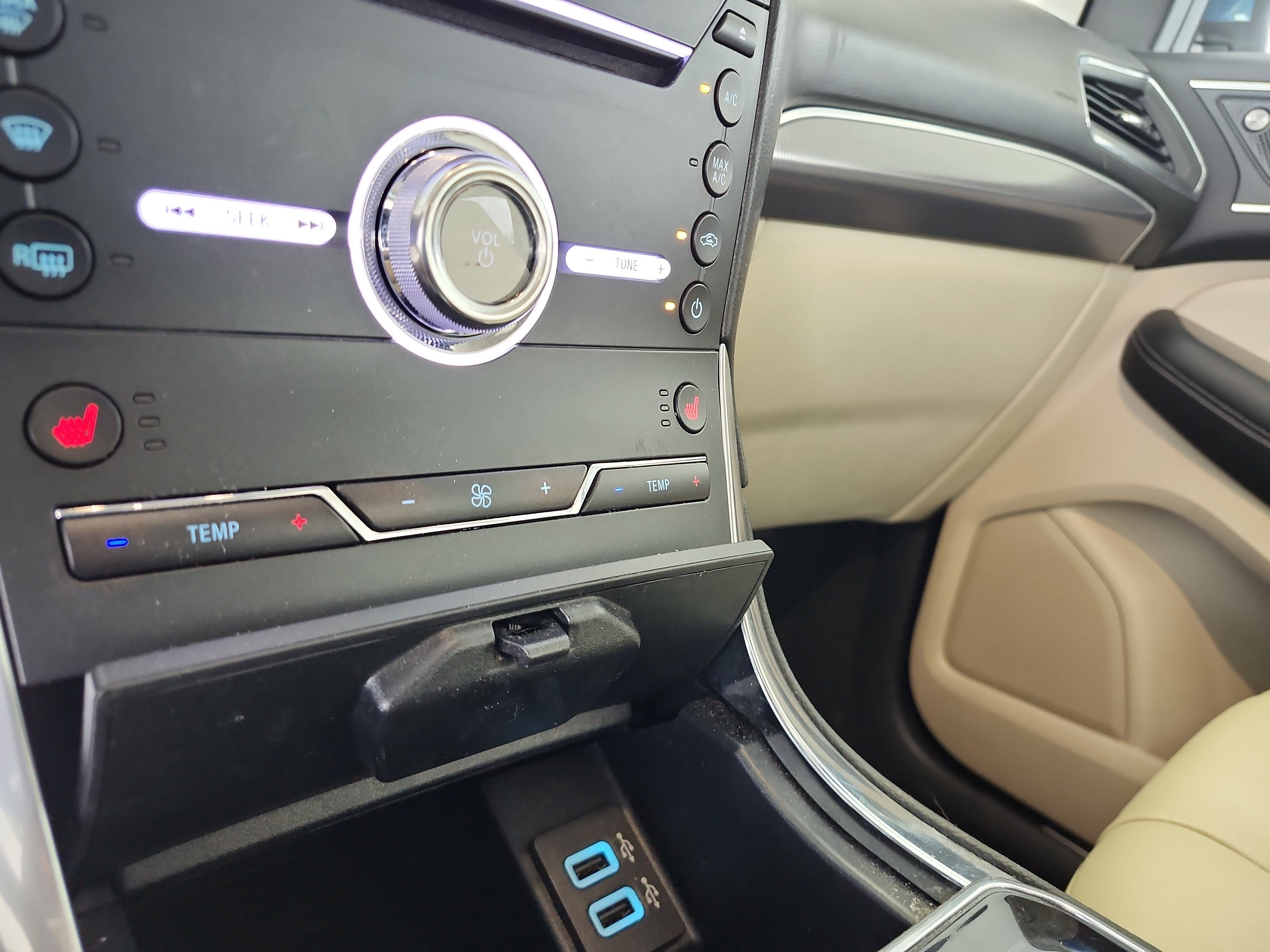 Used 2019 Ford Edge Titanium w/ Cold Weather Package AWD/4WD image 27