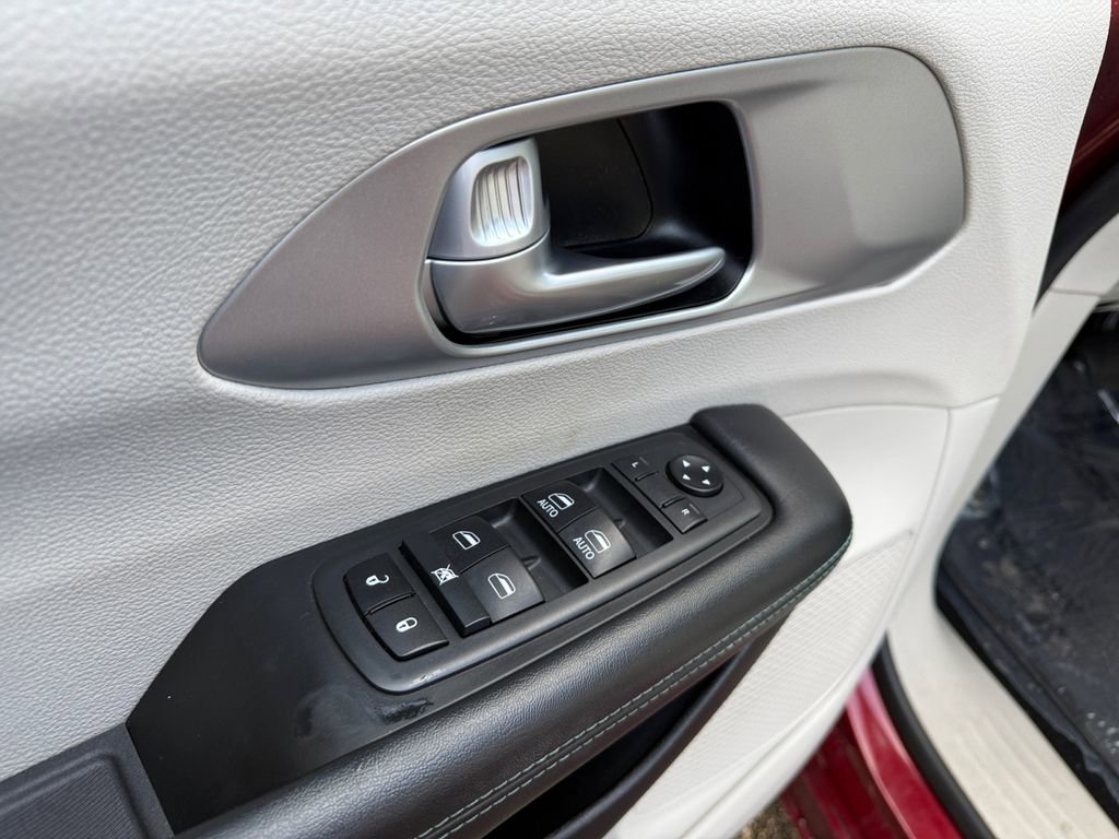 Used 2018 Chrysler Pacifica Touring Plus image 13