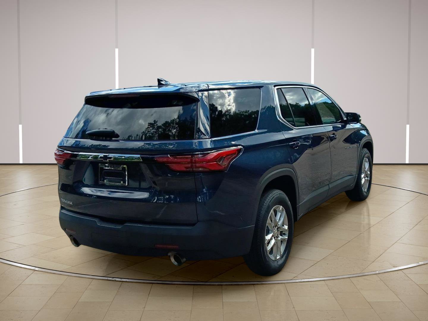 Used 2023 Chevrolet Traverse LS w/ Safety Package FWD image 7