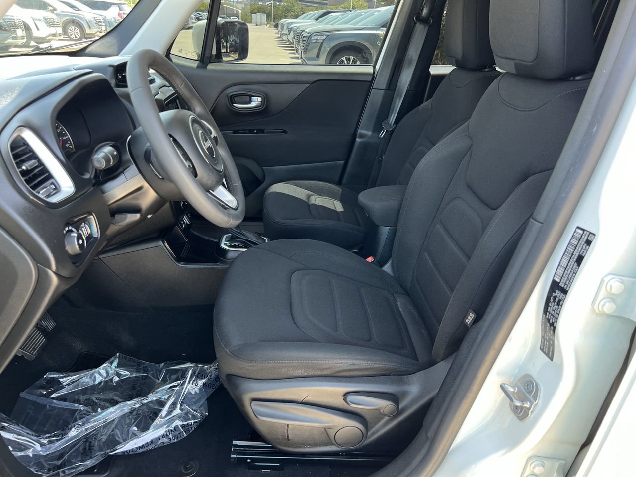 Used 2018 Jeep Renegade Latitude FWD image 8