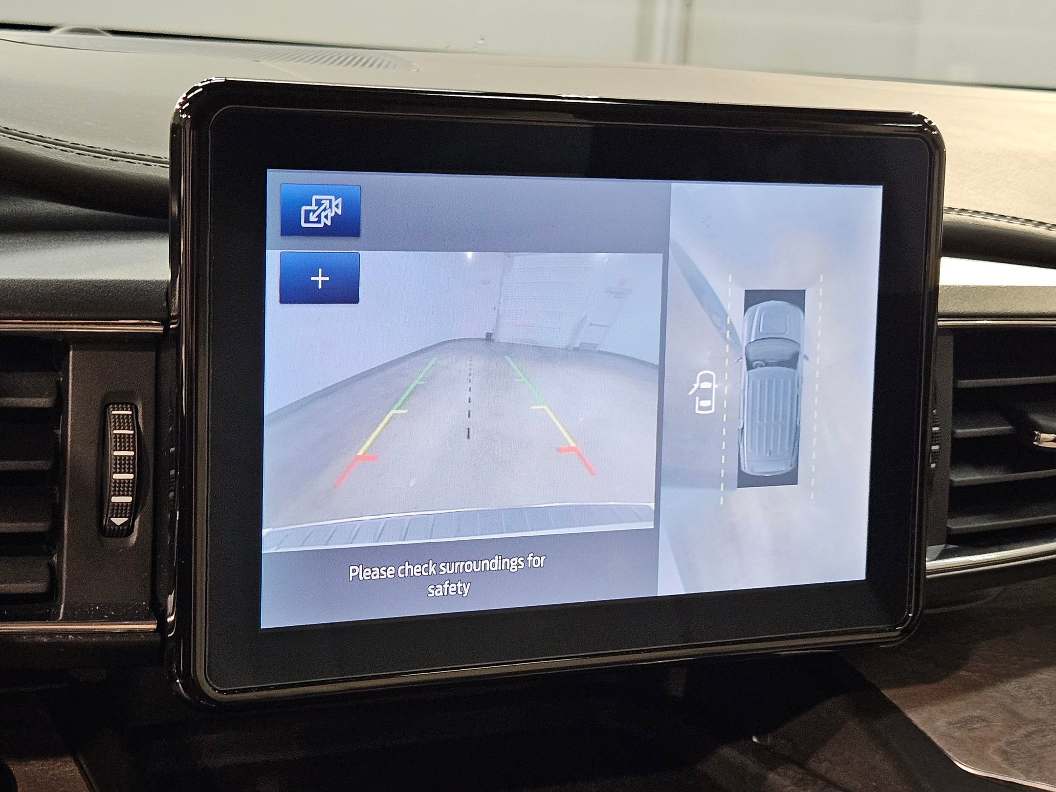 Used 2020 Ford Explorer Platinum image 32