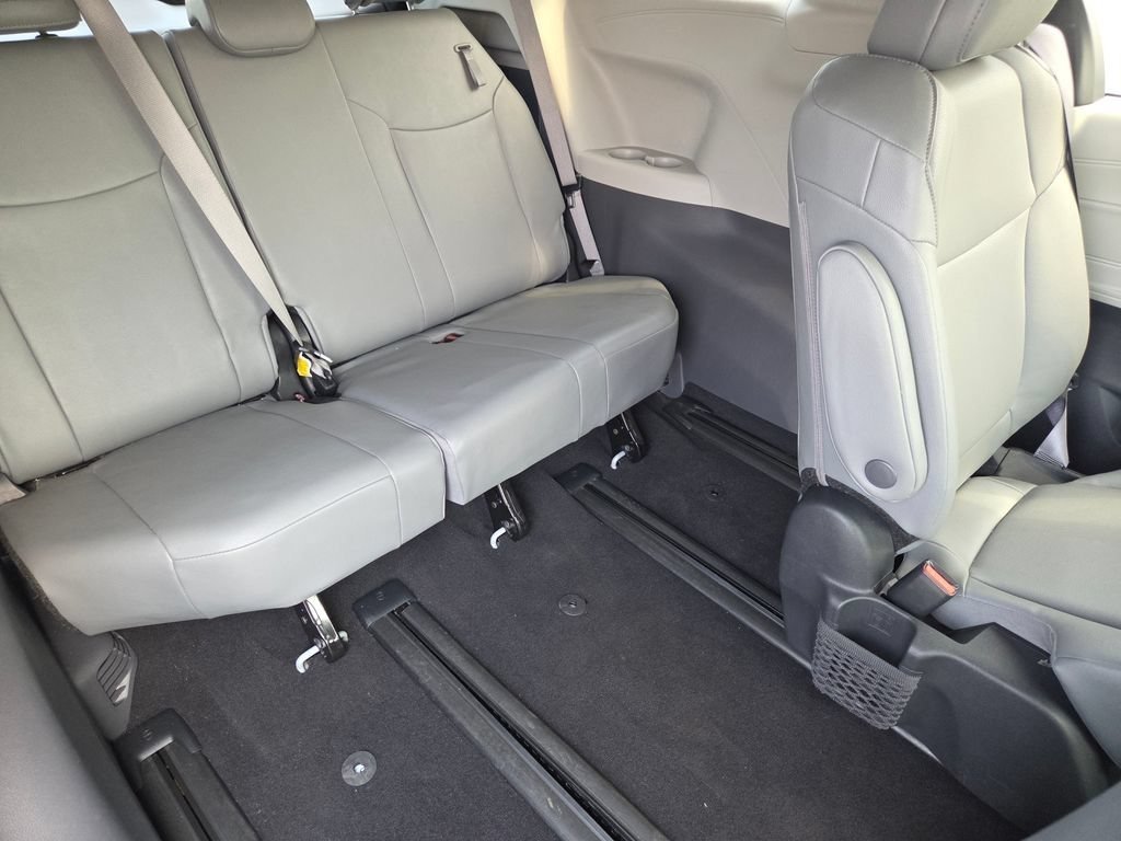 Used 2024 Toyota Sienna XLE FWD image 6