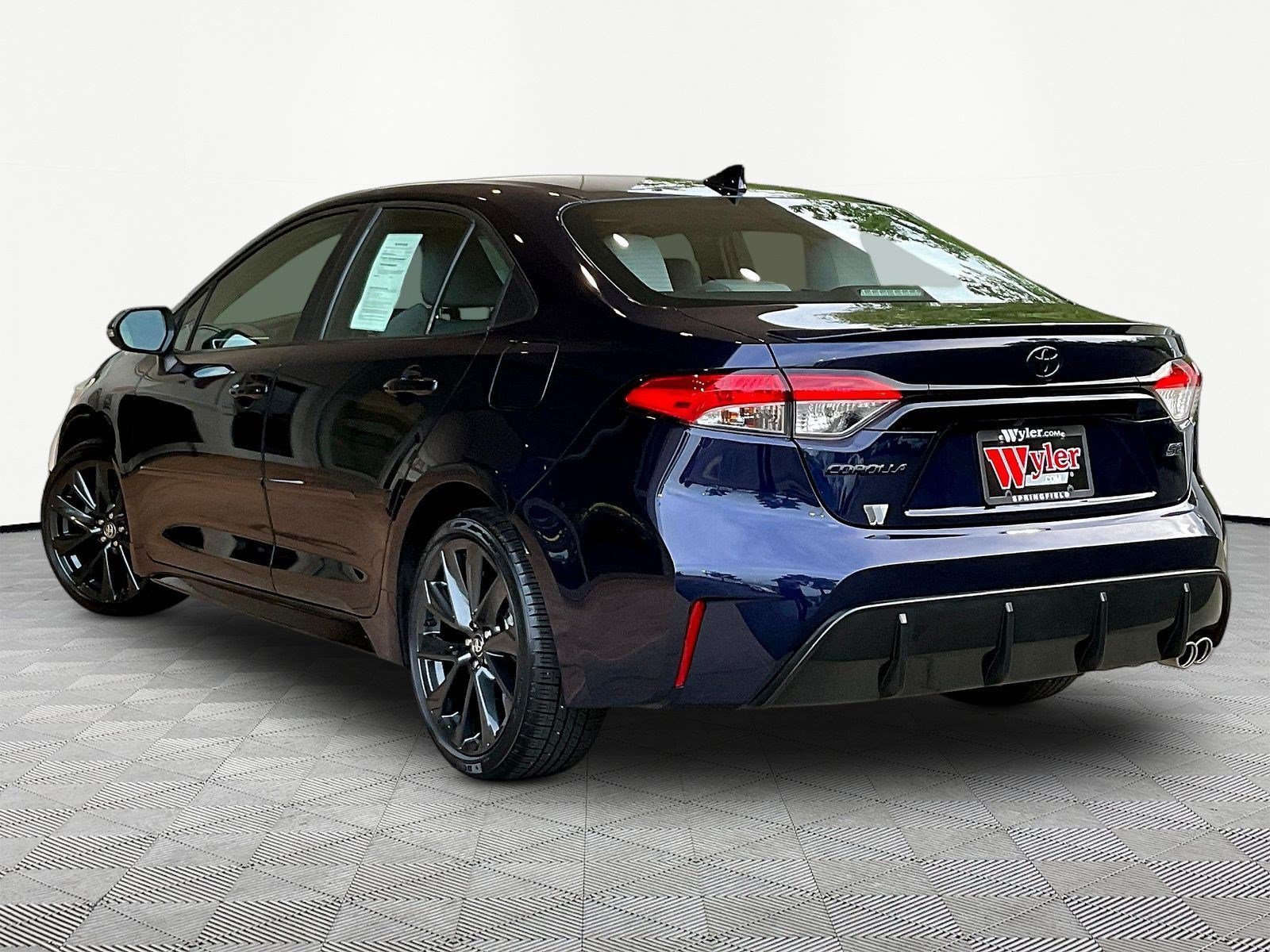 Used 2024 Toyota Corolla SE w/ SE Premium Package FWD image 4