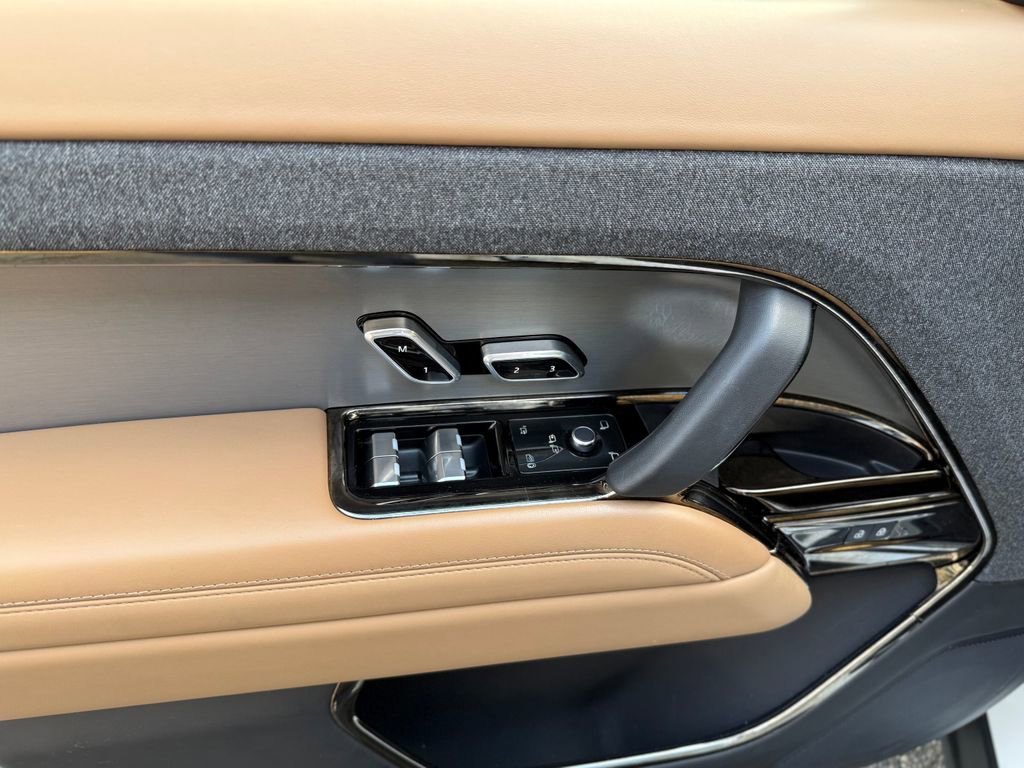 Used 2025 Land Rover Range Rover Sport SE image 21