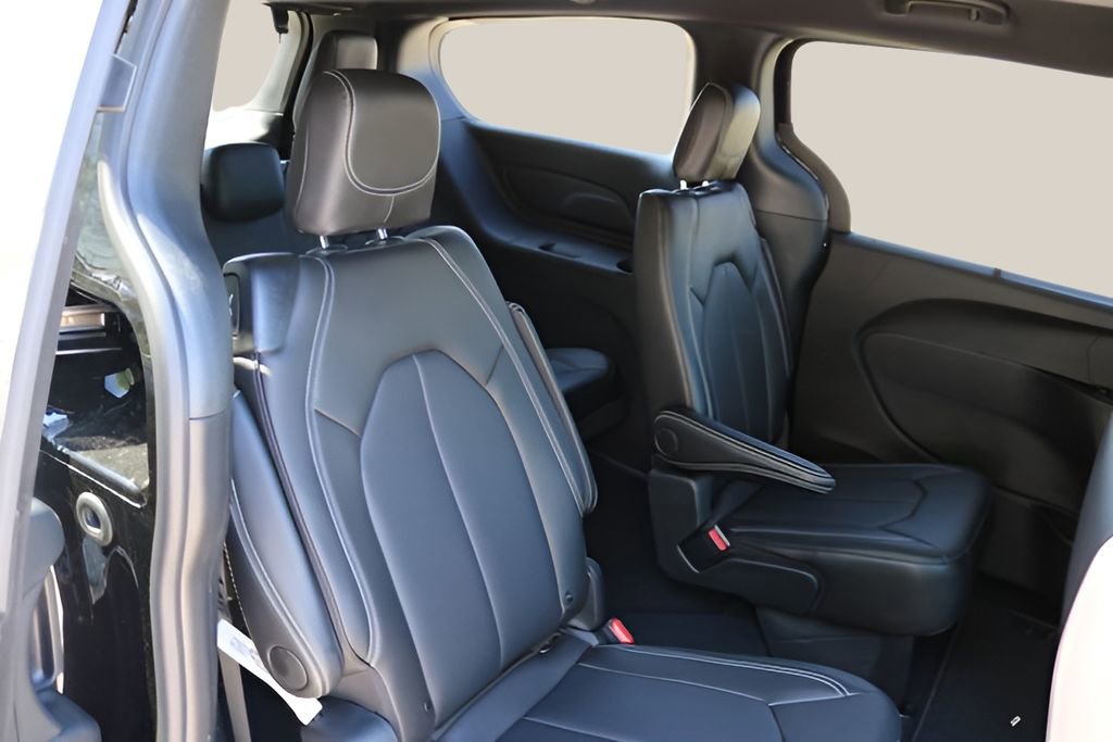 New 2026 Chrysler Pacifica Select FWD image 18