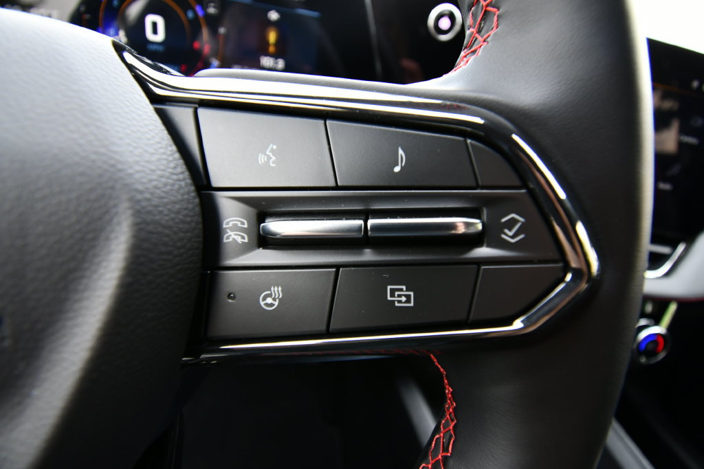 Used 2025 Chevrolet Equinox RS w/ Safety and Technology Package AWD/4WD image 21