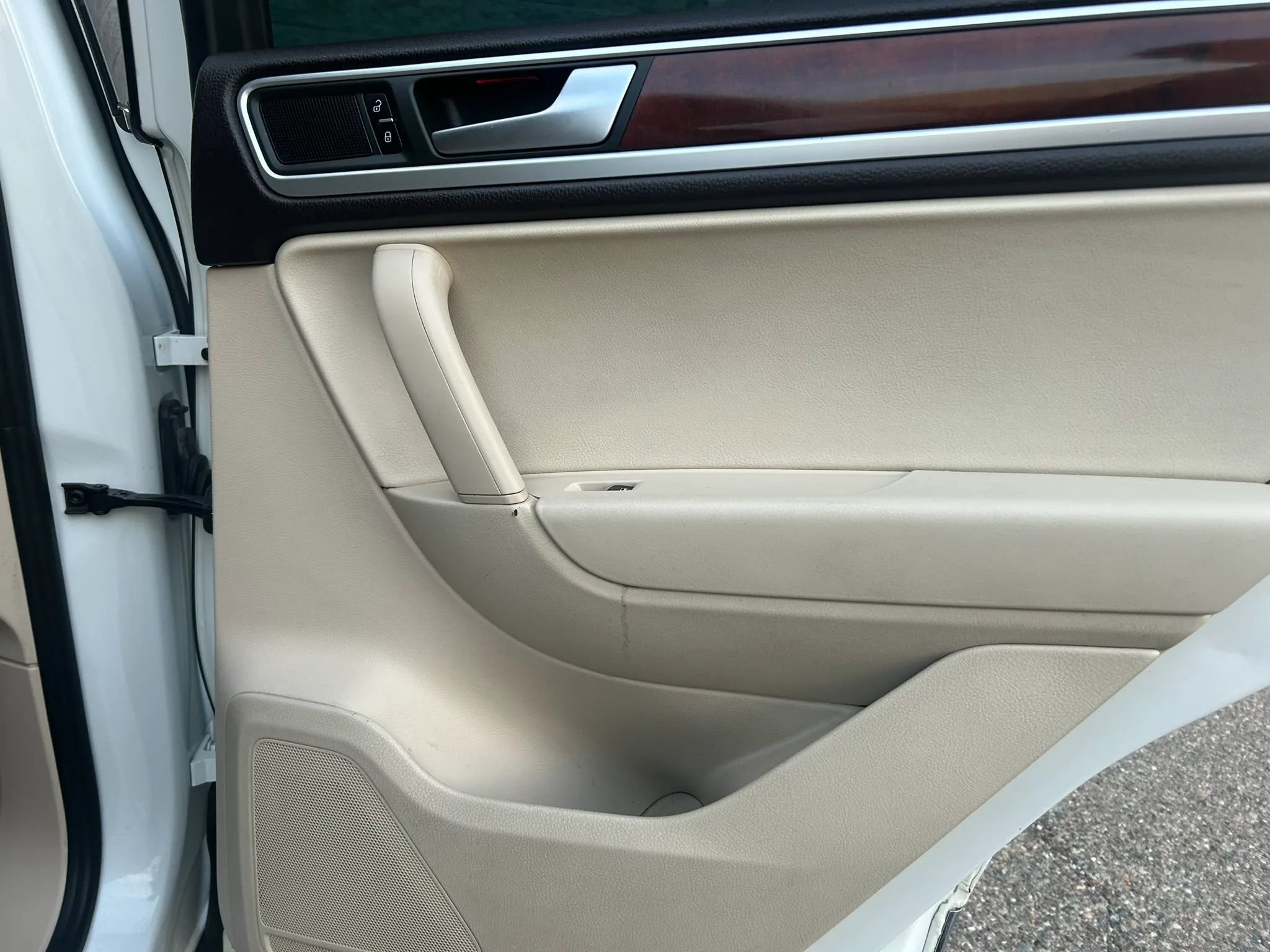 Used 2013 Volkswagen Touareg TDI image 17