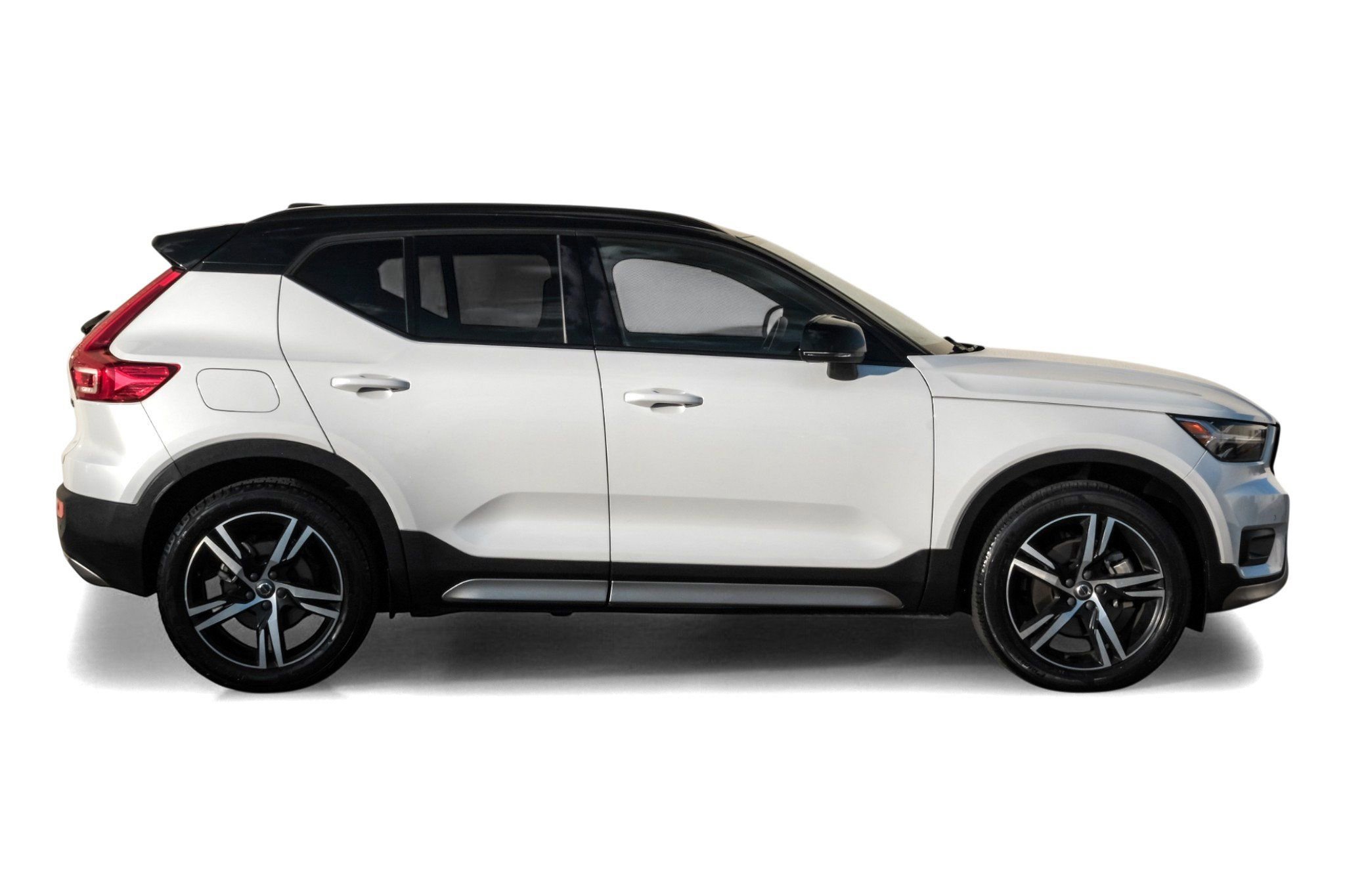 Used 2021 Volvo XC40 T4 R-Design image 7