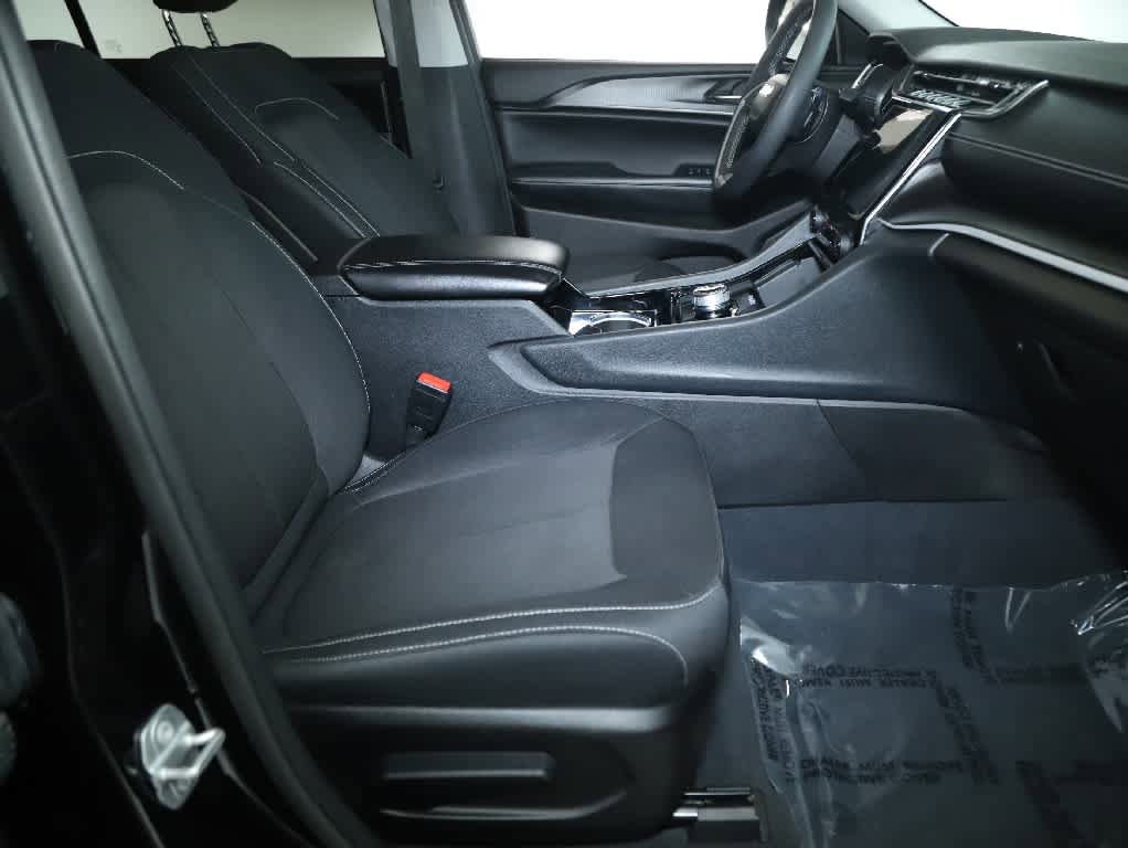 Used 2023 Jeep Grand Cherokee L Laredo AWD/4WD image 34