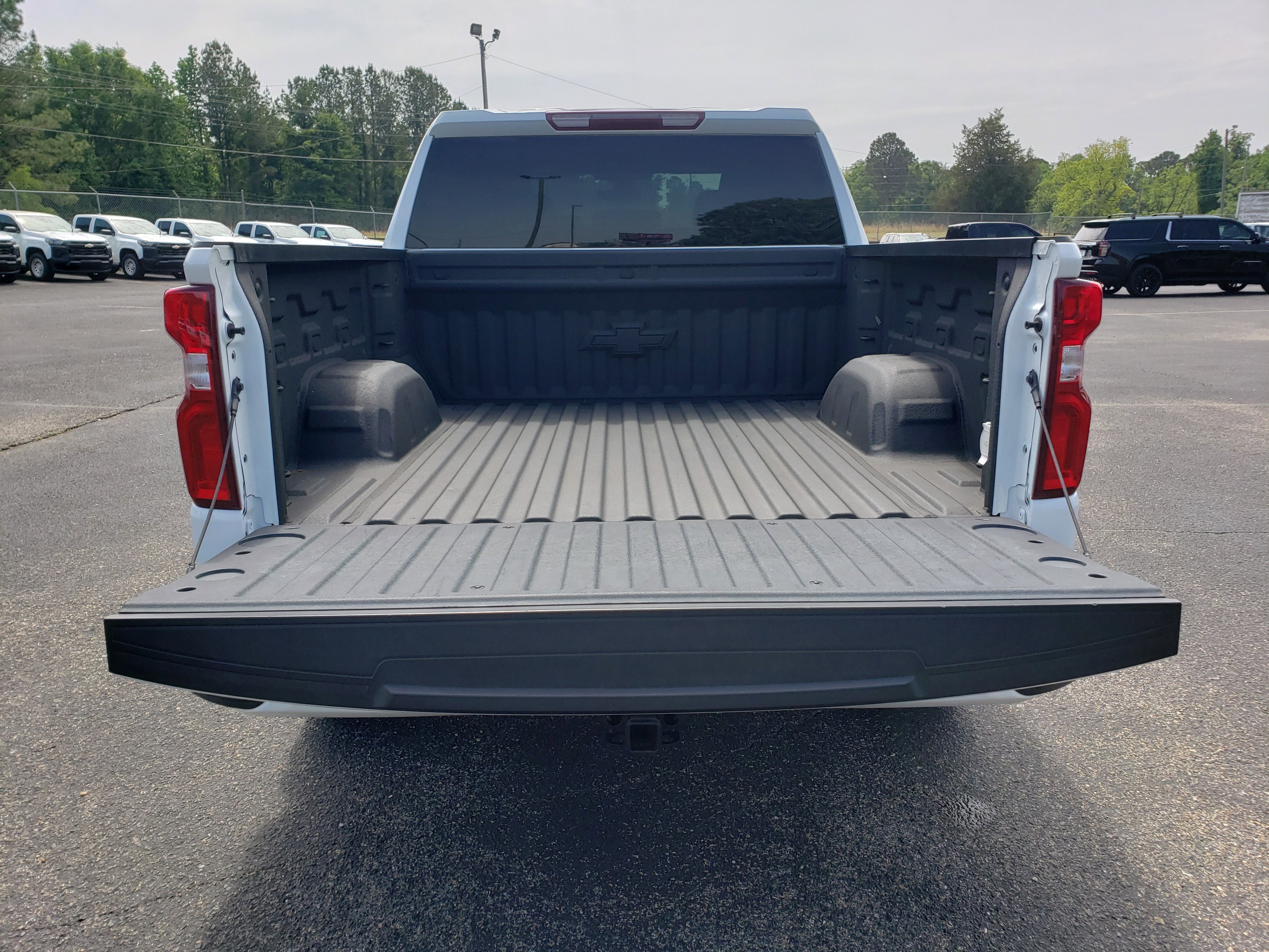 Used 2022 Chevrolet Silverado 1500 Custom w/ Safety Confidence Package AWD/4WD image 9