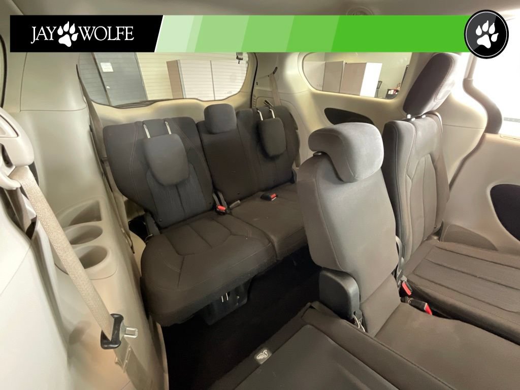 Used 2020 Chrysler Pacifica Touring FWD image 21