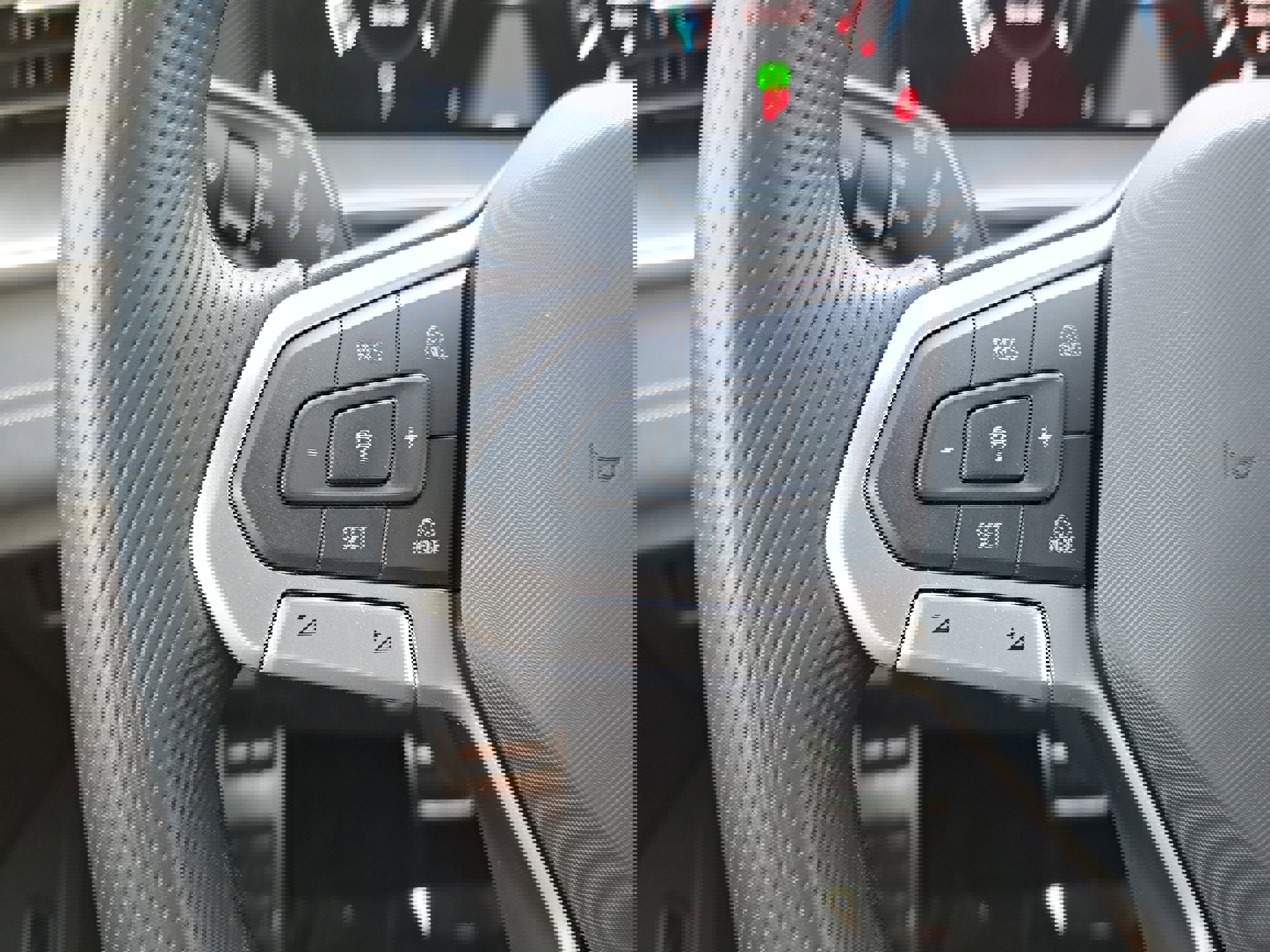 Used 2025 Volkswagen Tiguan SE R-Line image 17