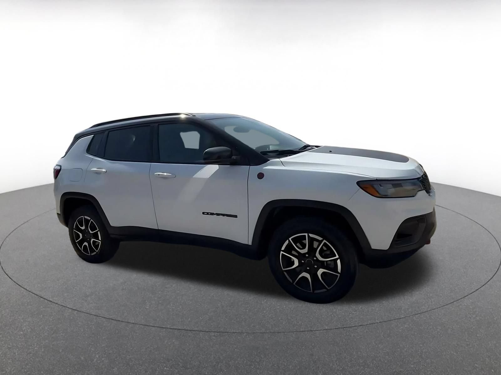 Used 2025 Jeep Compass Trailhawk AWD/4WD image 2
