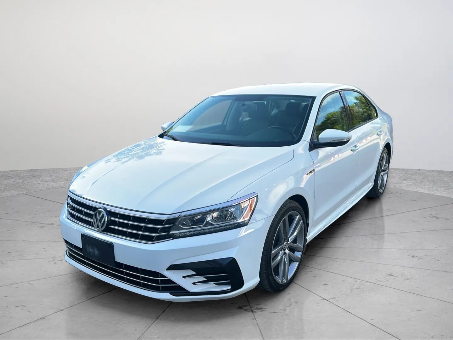 Used 2018 Volkswagen Passat 2.0T R-Line w/ R-Line Lighting Package FWD image 9