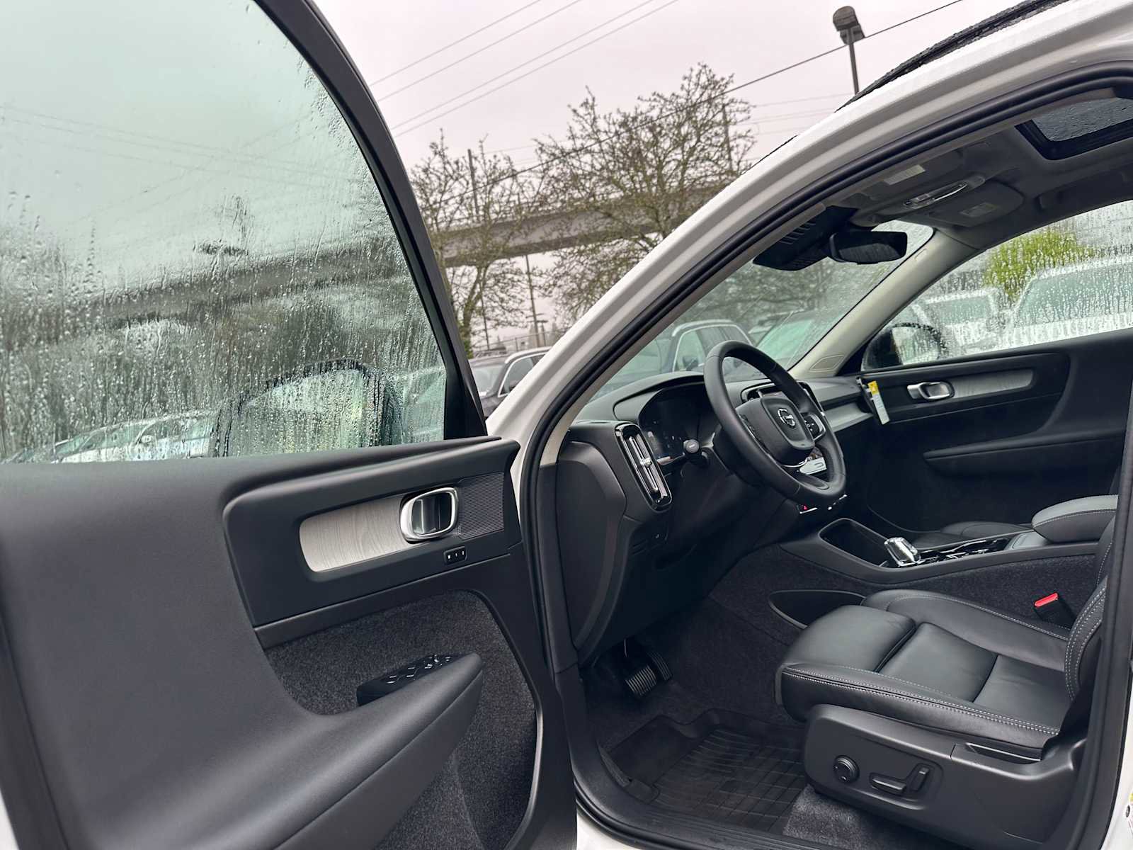 Used 2025 Volvo XC40 B5 Plus w/ Protection Package Premier image 20