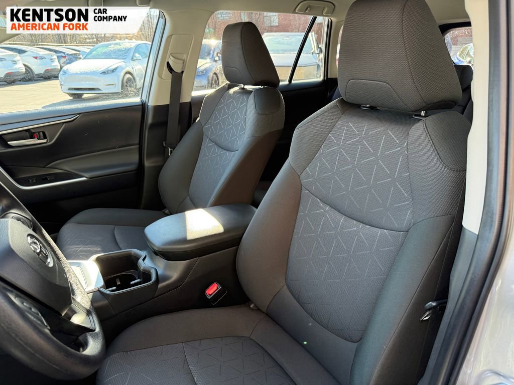 Used 2025 Toyota RAV4 XLE image 31