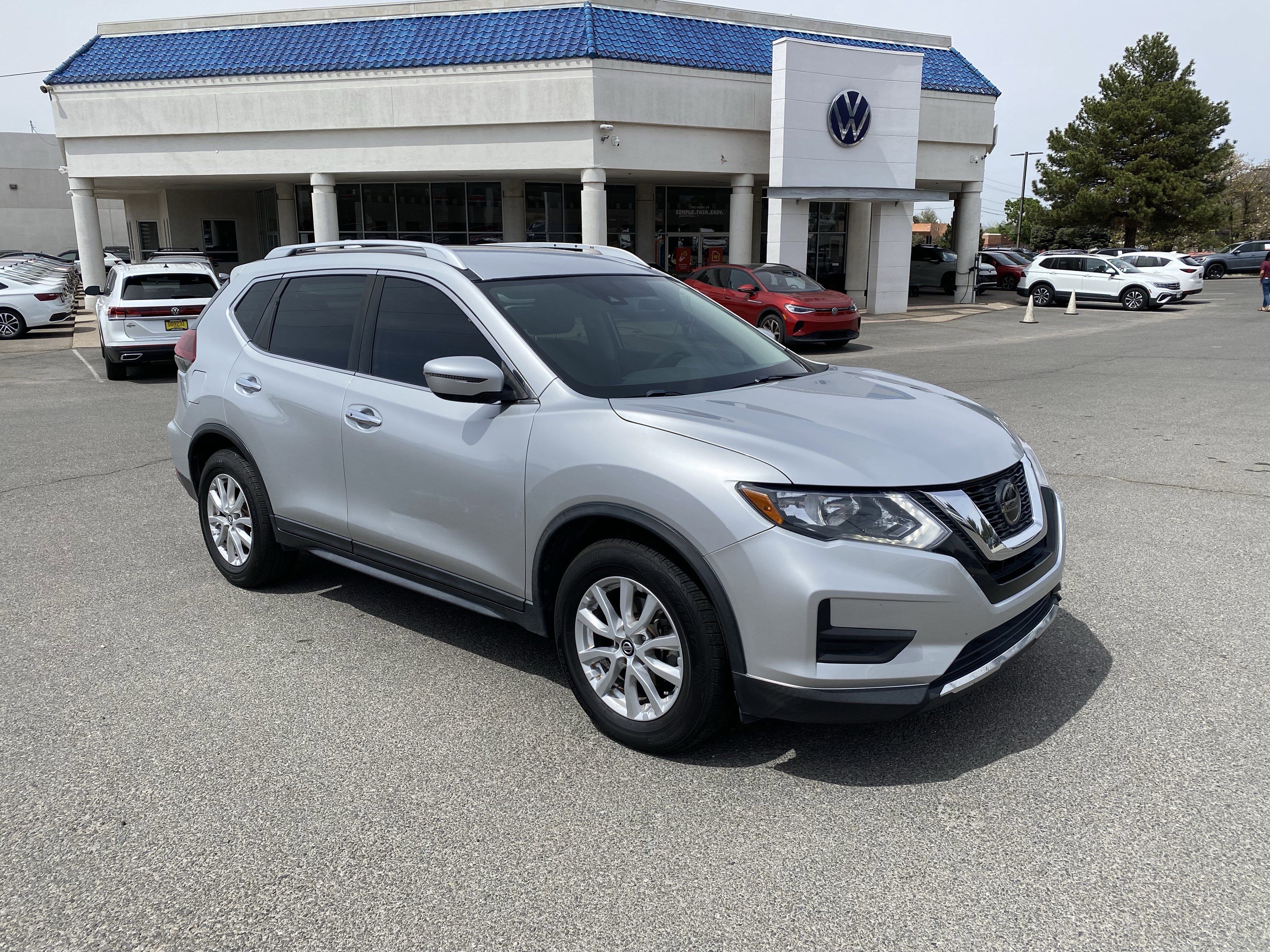 Used 2020 Nissan Rogue SV FWD image 2
