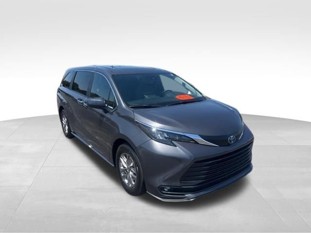 Used 2025 Toyota Sienna XLE image 7
