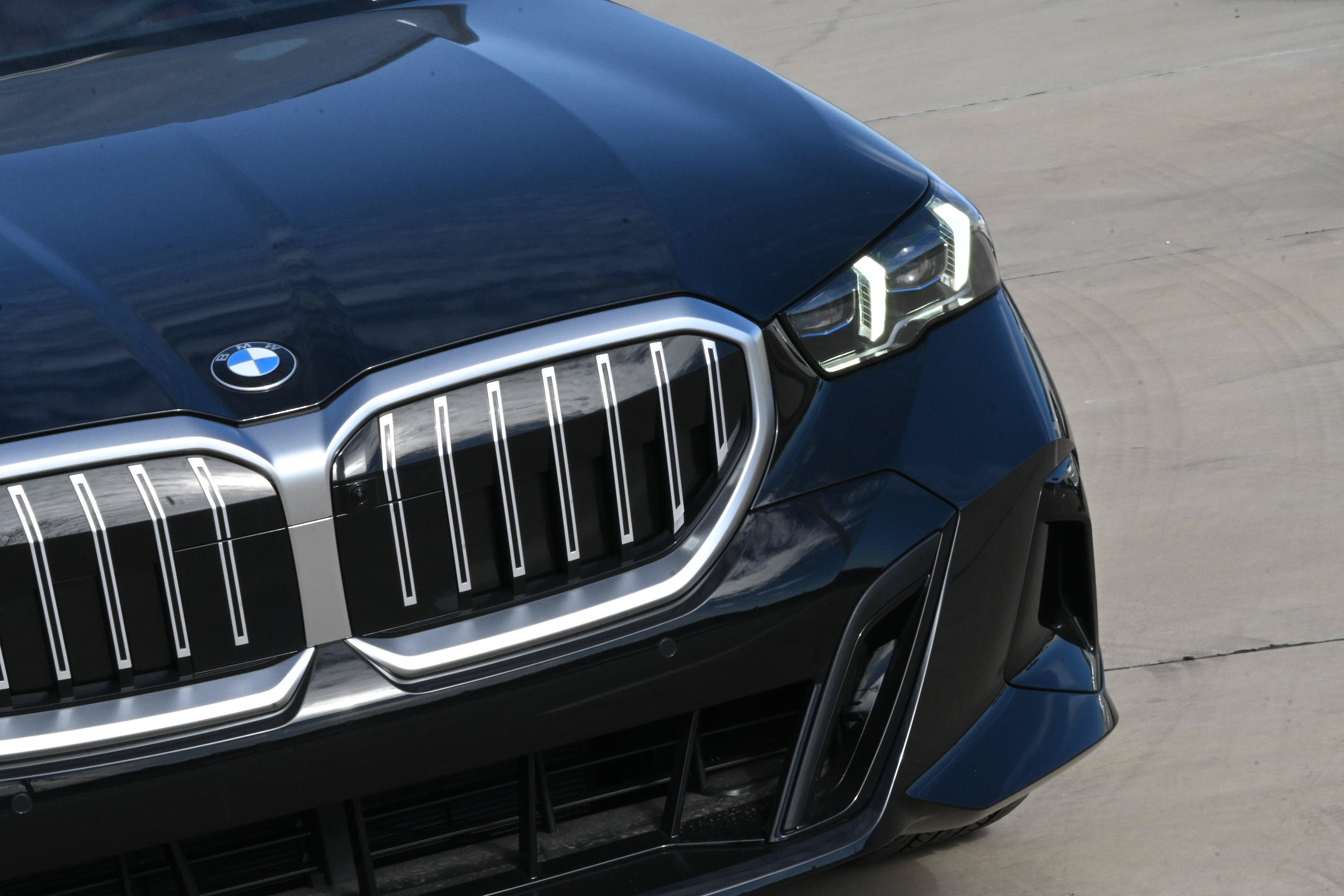 Used 2026 BMW 530i w/ M Sport Package RWD image 6